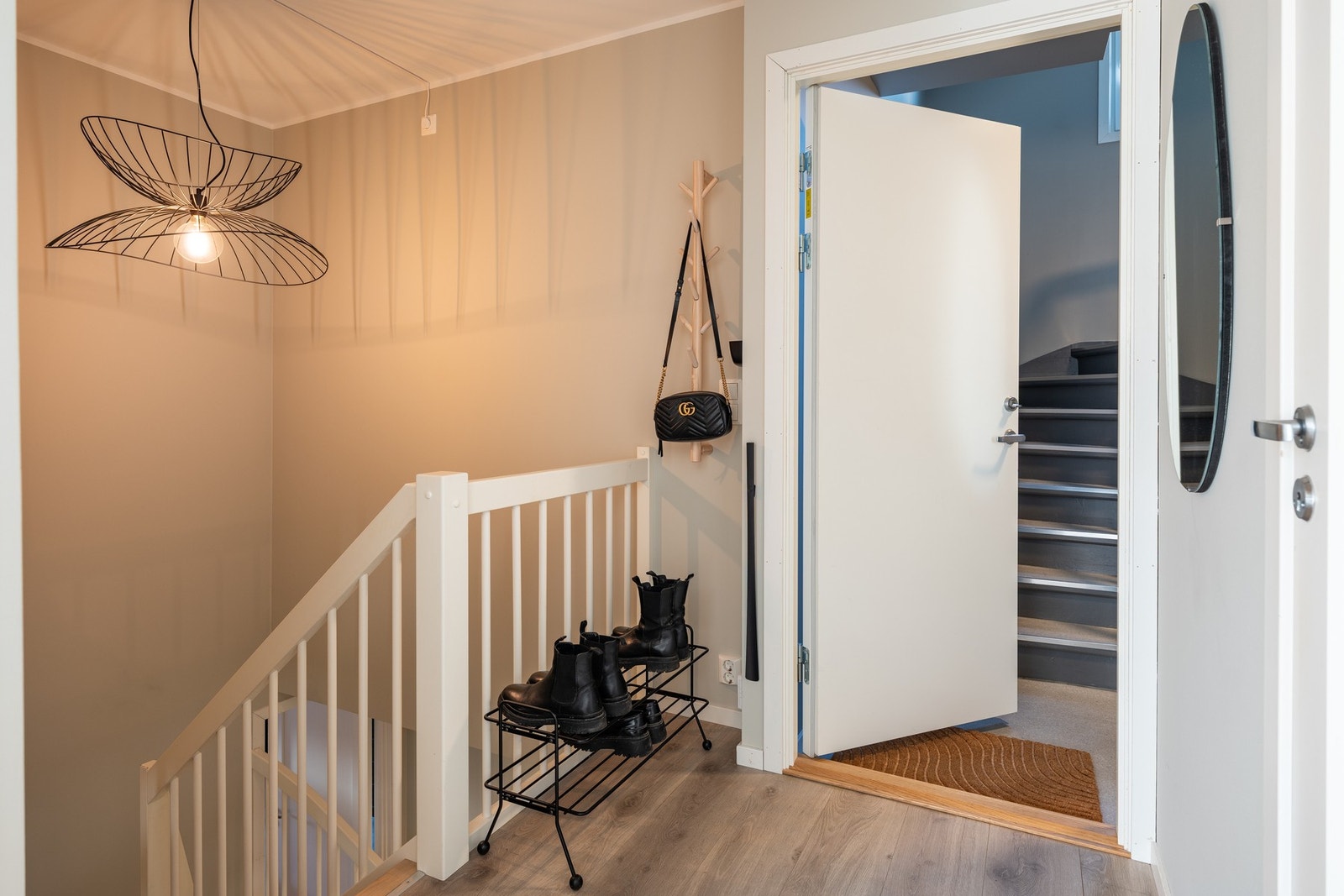 Fra boligens entré på 6,8 kvadratmeter har du tilgang til både underetasjen, toalettrom, samt stuen. Galleribilde