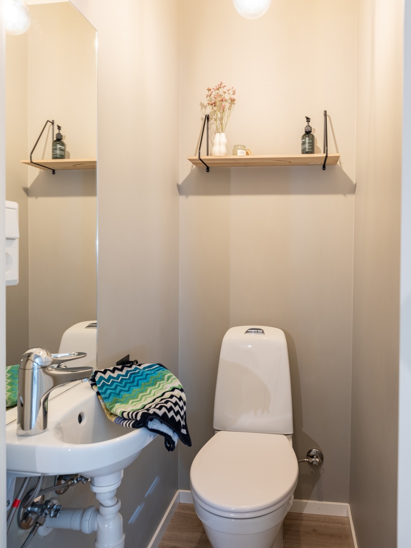 Praktisk og lyst gjestetoalett på hovedplanet. Galleribilde