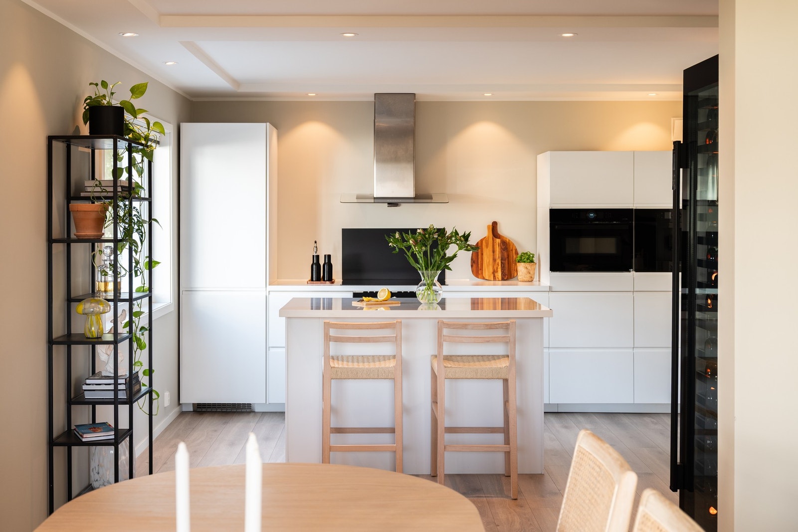 Elegant og moderne kjøkken fra 2018 med tidløse flater og godt gjennomtenkt design. Galleribilde