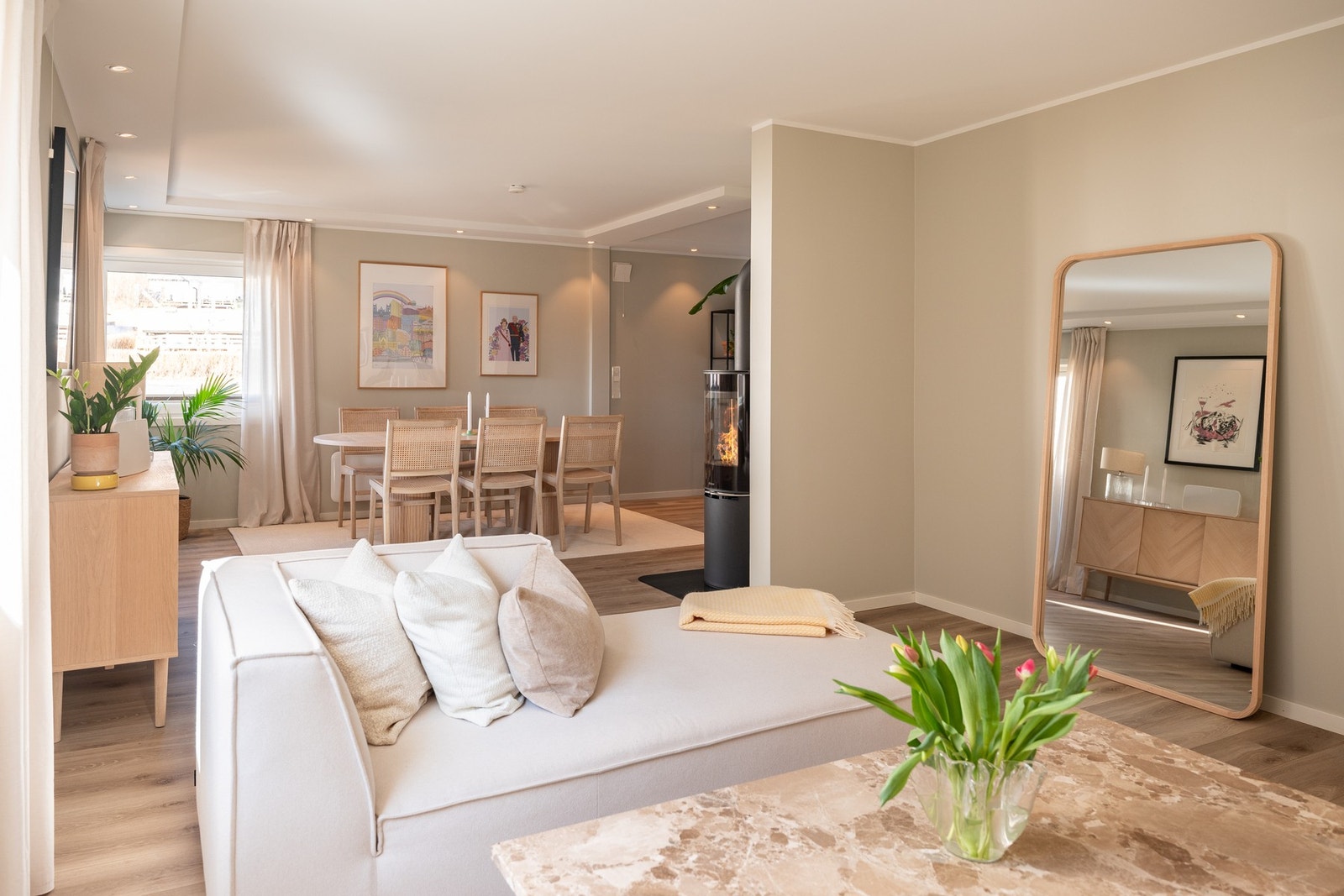 Rommets planløsning skaper naturlige soner, og den behagelige belysningen fra downlights i taket bidrar til en trivelig atmosfære. Galleribilde