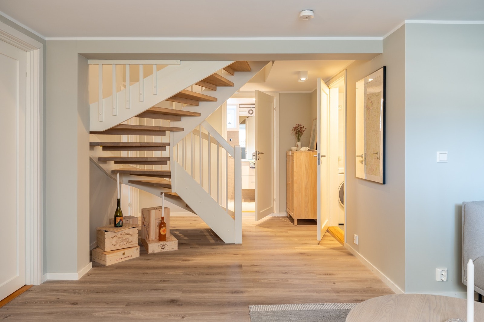 I boligens underetasje finner du to romslige soverom, et moderne bad, praktisk vaskerom og en innbydende kjellerstue. Galleribilde