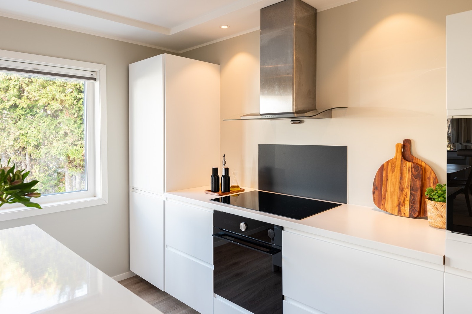 De store vindusflatene sørger for rikelig med naturlig lys til boligen. Vinduene er for øvrig fra 2017. Galleribilde