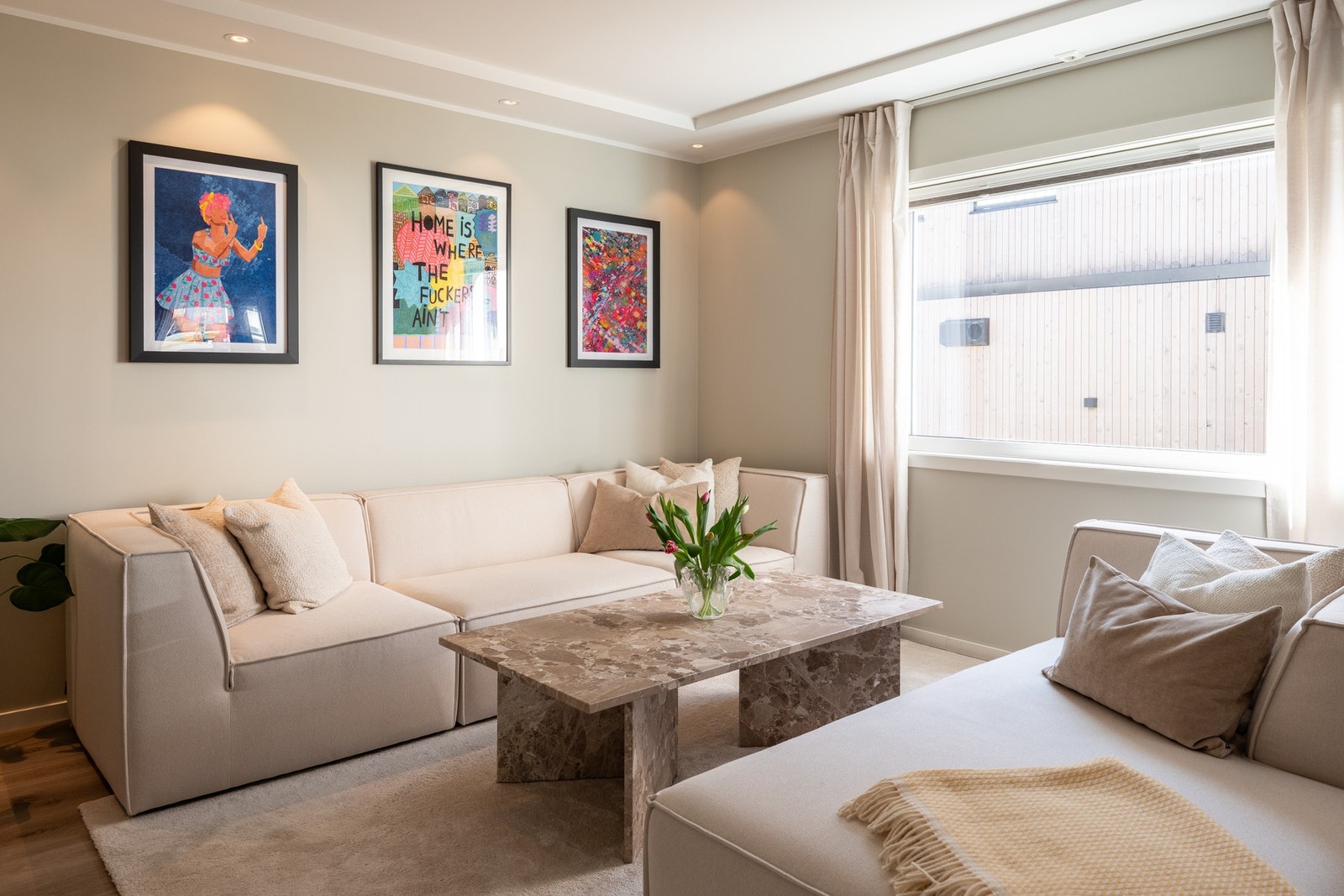 Boligen ble i sin helhet renovert i 2018 med delikate farge- og materialvalg. Galleribilde