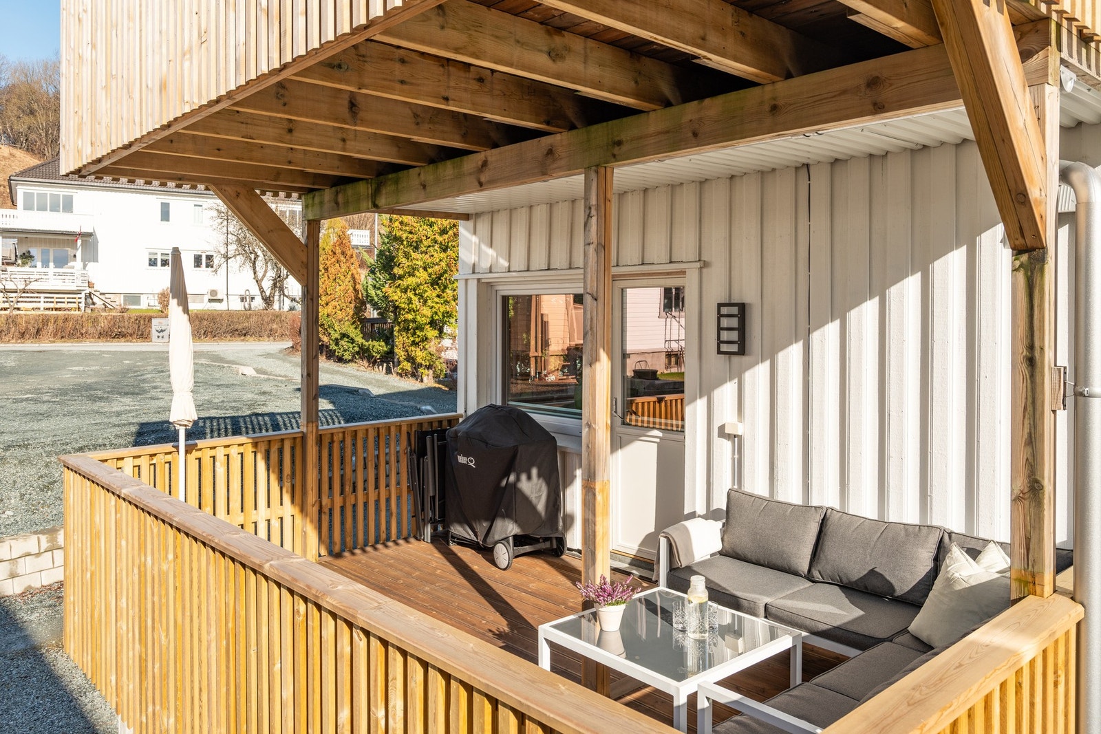 Verandaen ligger vestvendt, så her kan du nyte gode solforhold store deler av dagen og kvelden. Galleribilde