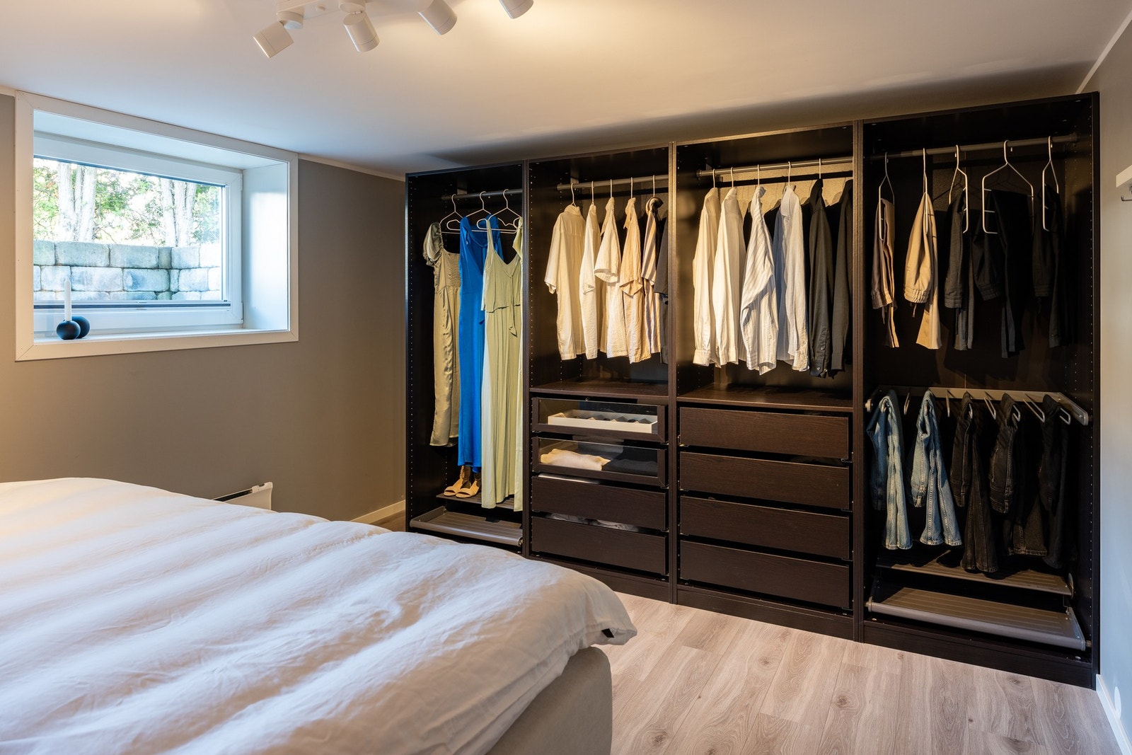 De månedlige felleskostnadene er på kr. 876,- og dekker husforsikring, drift og vedlikehold, samt sparing. Galleribilde