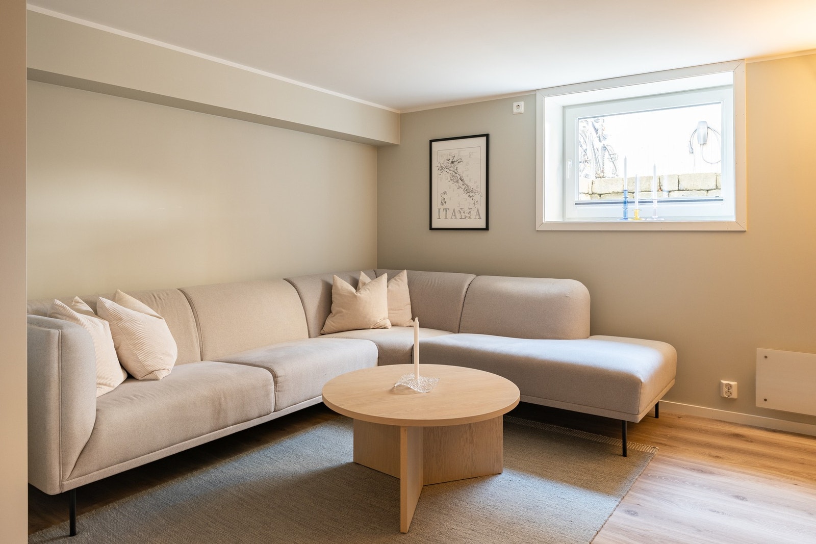 Romslig og flott kjellerstue på hele 22,5 kvadratmeter. Galleribilde