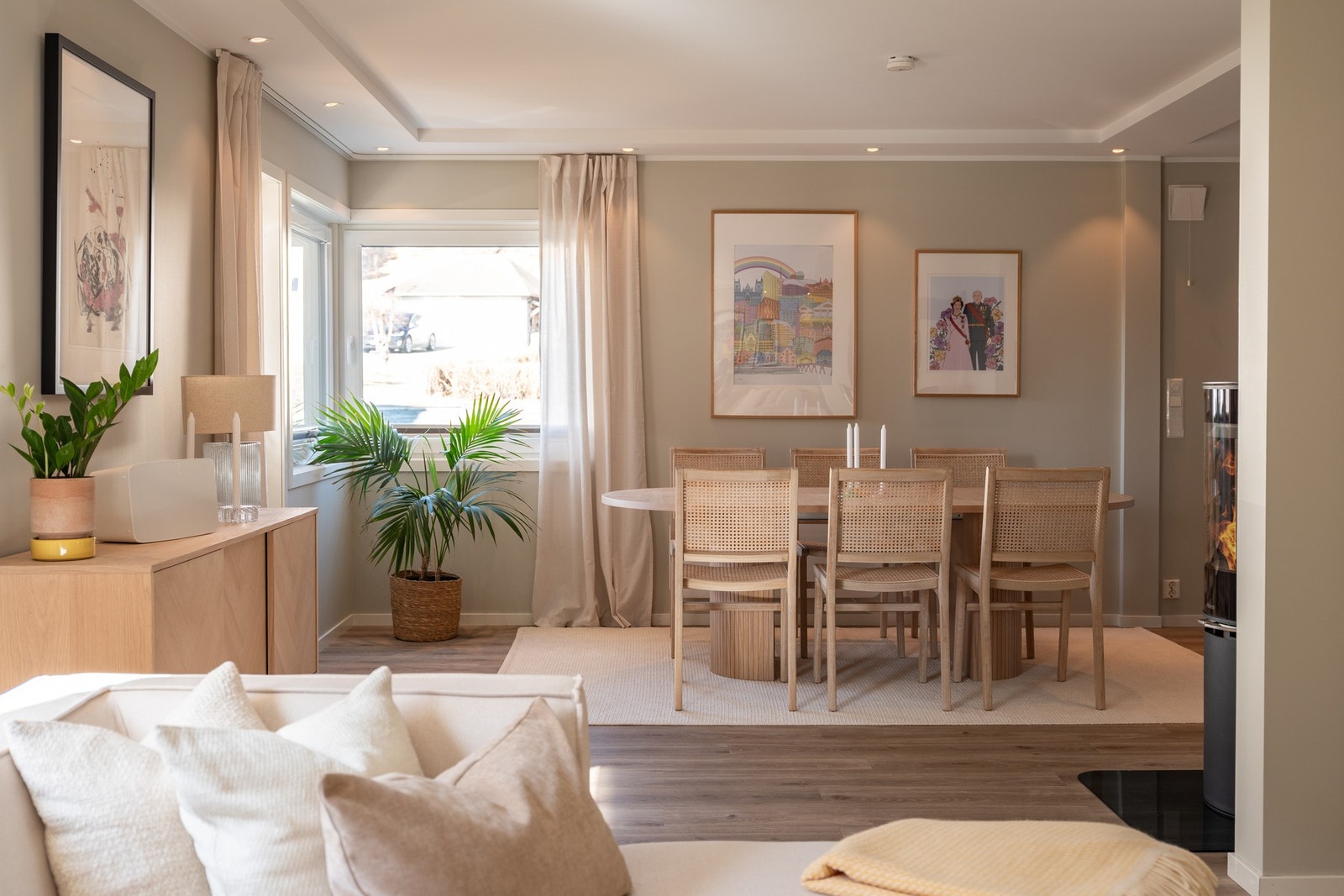 Boligen er oppvarmet både med elektrisitet og vedfyring. Galleribilde