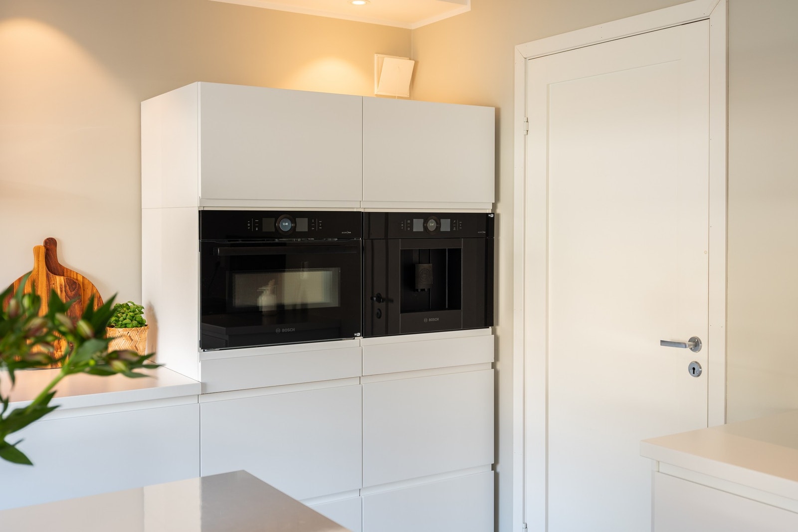 Kjøkkenet har i tillegg til vanlig stekeovn en integrert kombiovn og kaffemskin fra kvalitetsmerket Bosch som er praktisk plassert i ståhøyde. Galleribilde