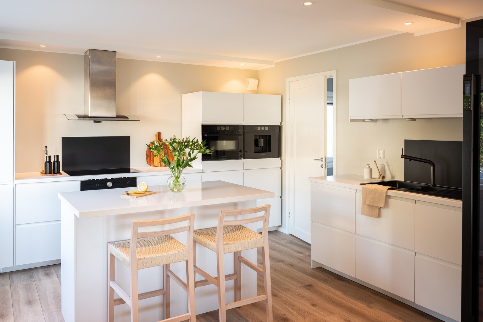 Kjøkkenet ligger naturlig adskilt fra stuen og rommer gode 18 kvadratmeter. Galleribilde