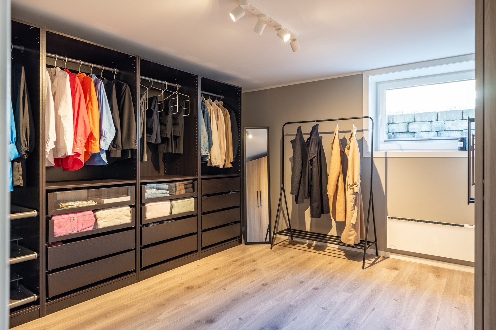 Dette rommet er på gode 13 kvadratmeter og benyttes i dag som garderoberom. Galleribilde