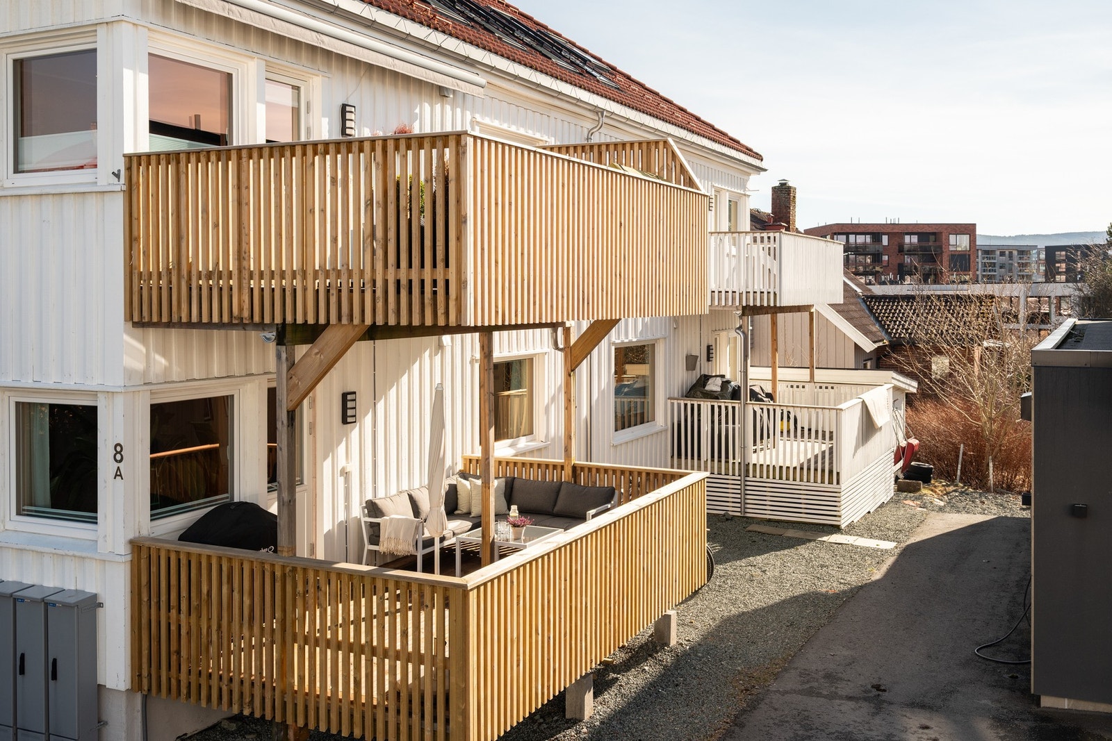 Ladestien er kun noen minutters gange unna boligen, og du har både kjøpesenter og dagligvarehandel innen kort rekkevidde. Galleribilde