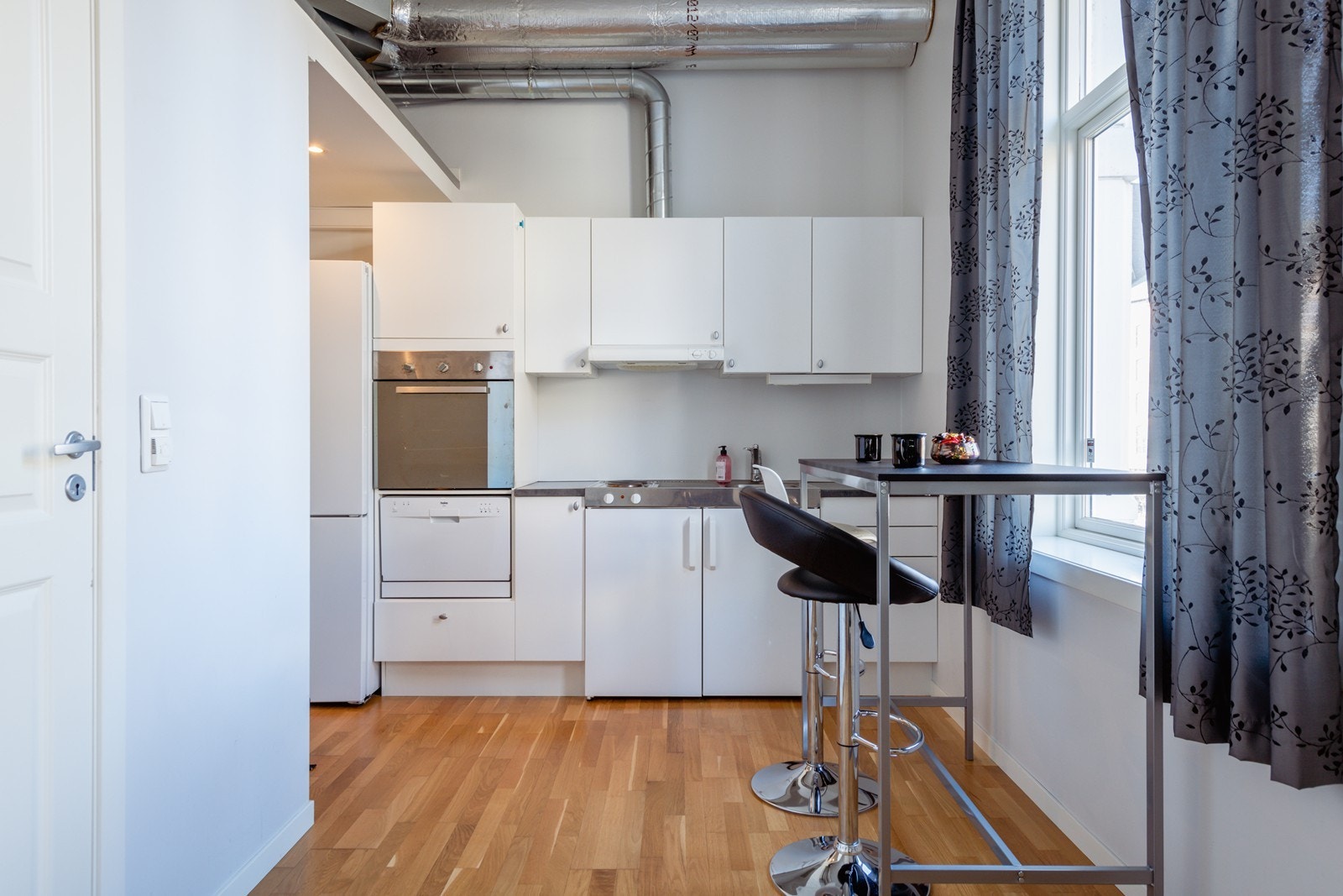 Kjøkken med barløsning, der man kan nyte en kopp kaffe om morgenen, og se ut på fuglene som kvitrer. Galleribilde