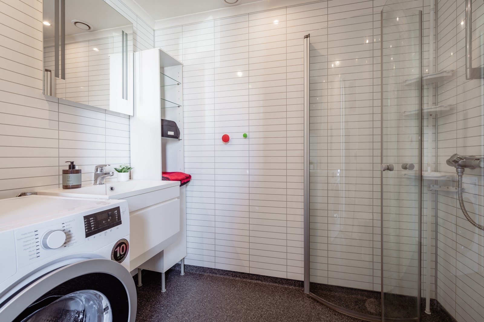 Bad med dusjhjørne, enkel servant, toalett og plass til vaskemaskin. Vaskemaskinen kan medfølge. Galleribilde