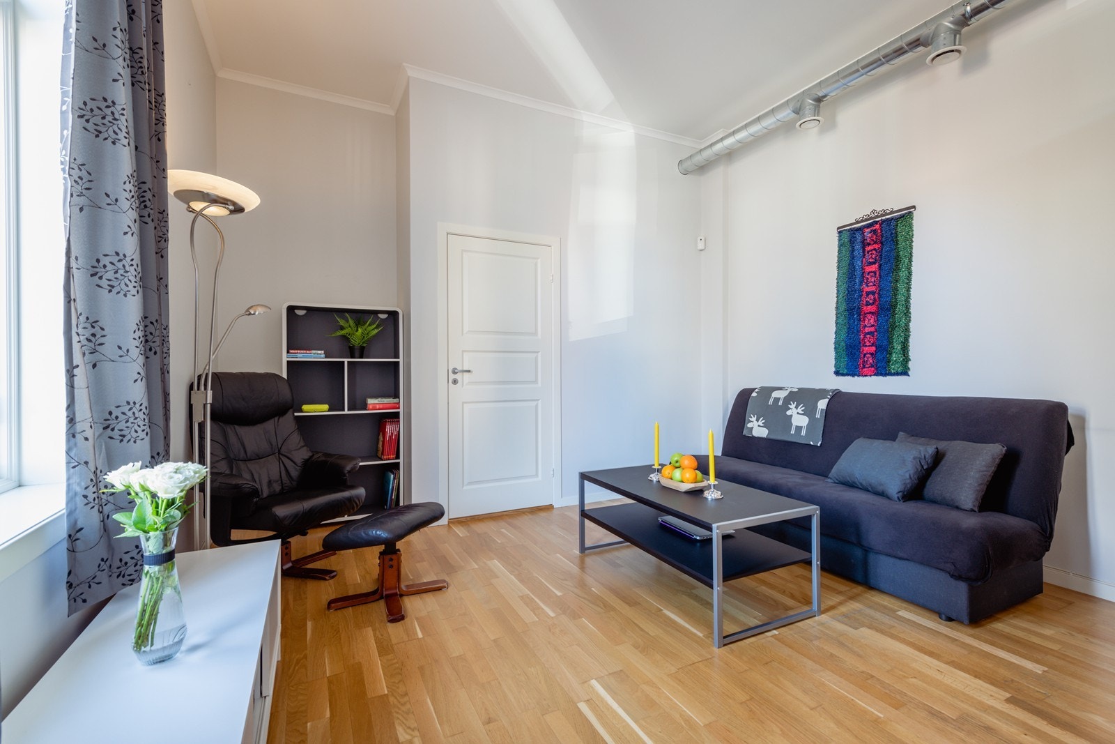 I leiligeheten er det høyt under taket, noe som skaper en følelse av at leiligheten er større. Store vinduer som gir mye naturlig lys. Inngang til soverommet fra stuen. Galleribilde