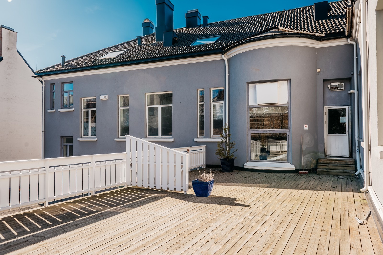 Stor felles uteplass med gode solforhold. Galleribilde