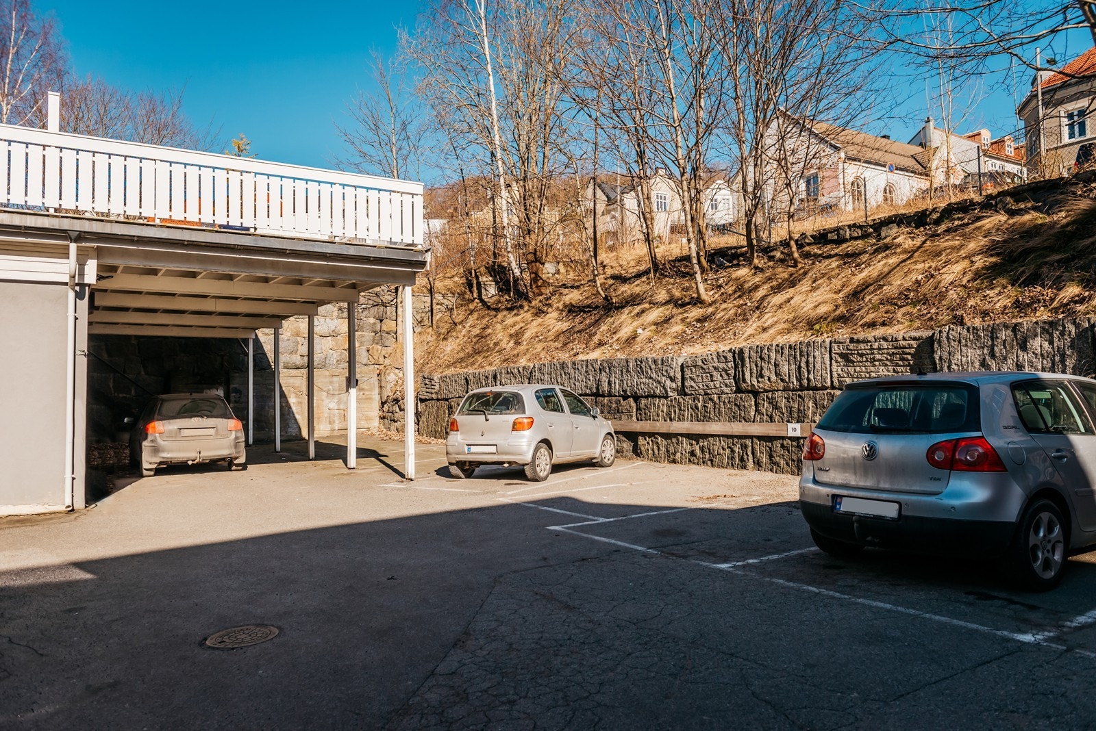 I bakgården er det parkeringsplass. Galleribilde