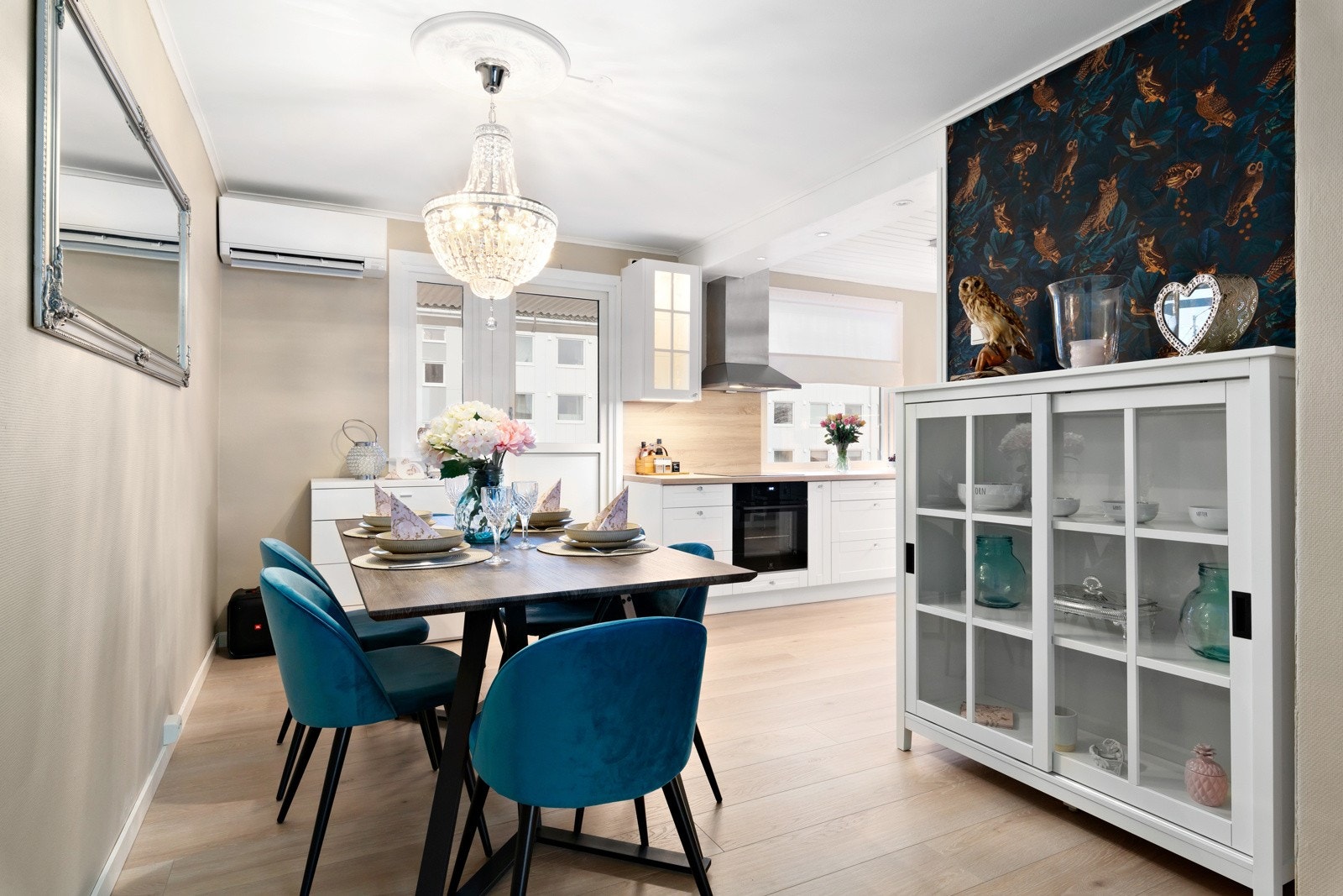 Spisestuen er stor og ligger praktisk til med kjøkkenet. Galleribilde