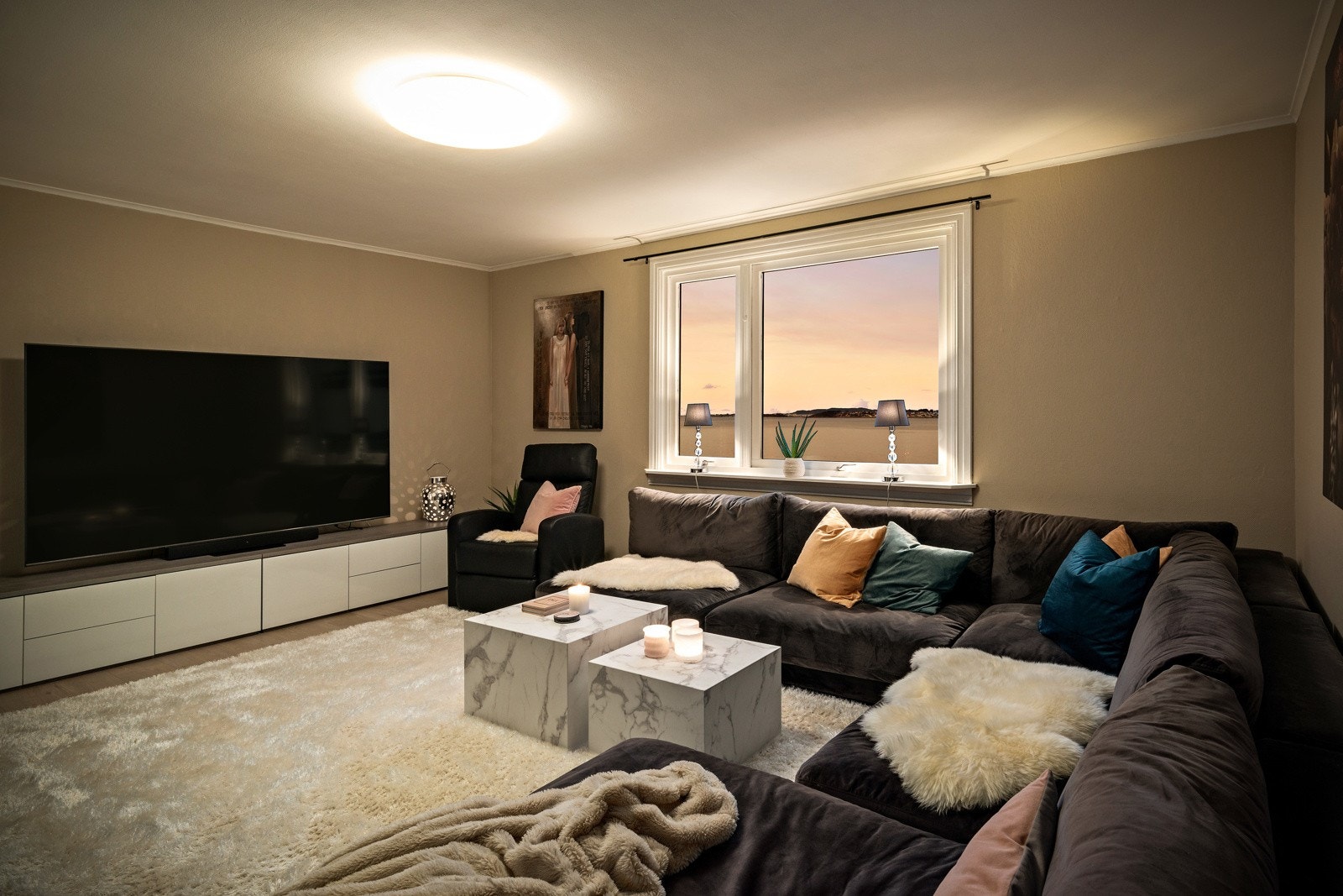 Stuen er malt i lune farge farger og er av god størrelse. Galleribilde