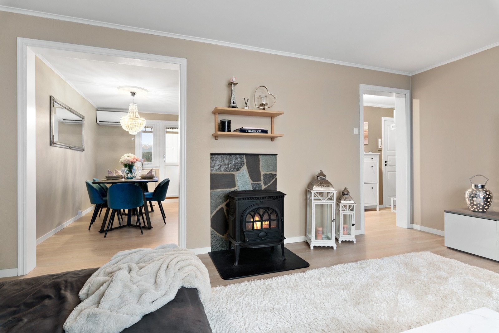 Det er også en koselig vedovn i stuen som gir god varme på kalde vinterdager. Galleribilde