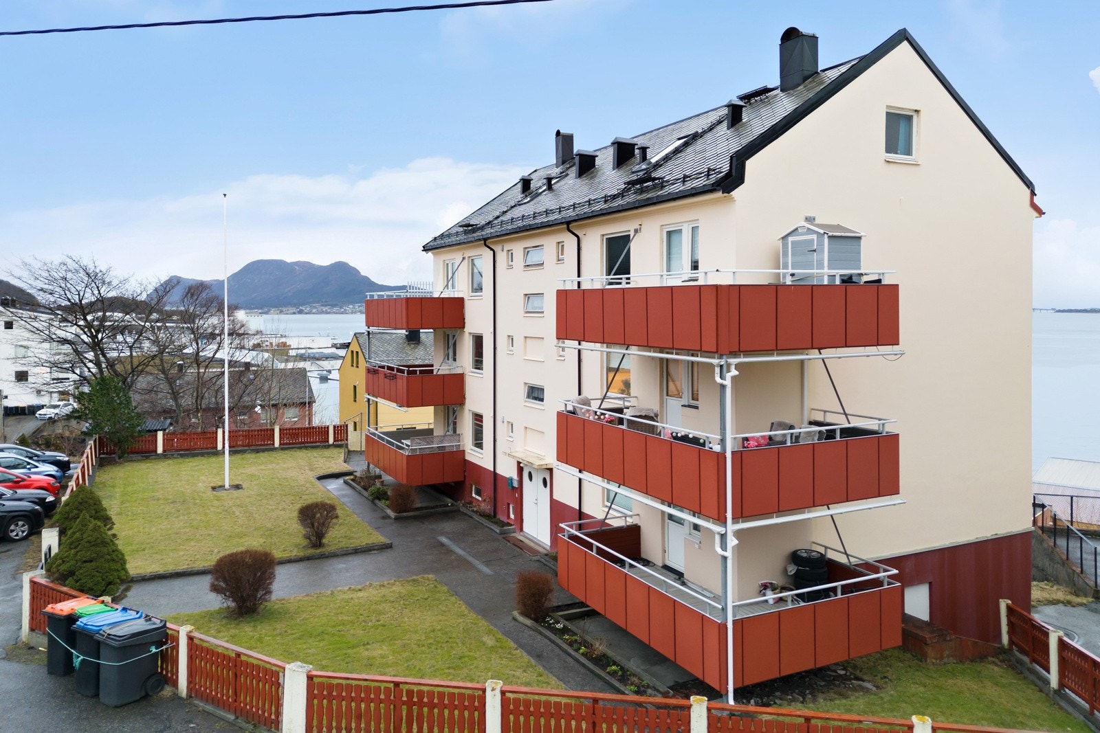 Leiligheten ligger i denne boligblokken med et veldrevet borettslag. Galleribilde