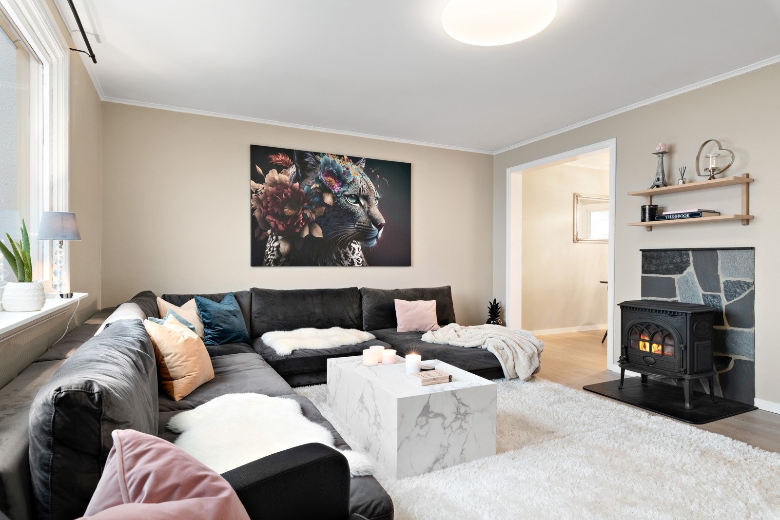 Det ble lagt nytt laminat gulv, samt malt tak og vegger i 2023. Galleribilde