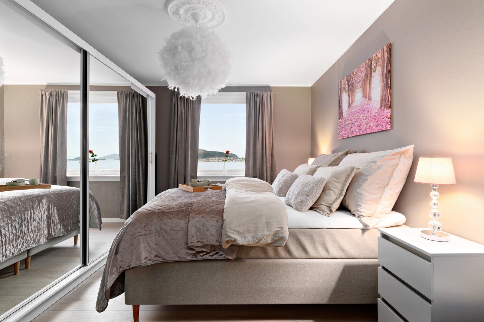 Soverommet er av god størrelse og er innredet med en stor skyvedørsgarderobe. Galleribilde