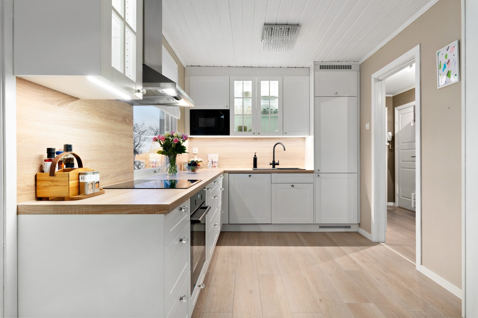 Kjøkkeninnredningen går i en L-form, og har malte fronter og laminert benkeplate. Galleribilde