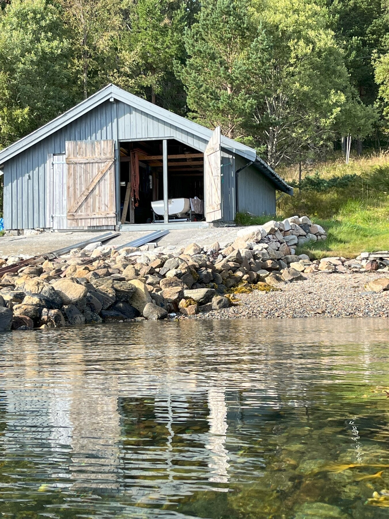 Tilhørende halvpart naust fra 1983 Galleribilde