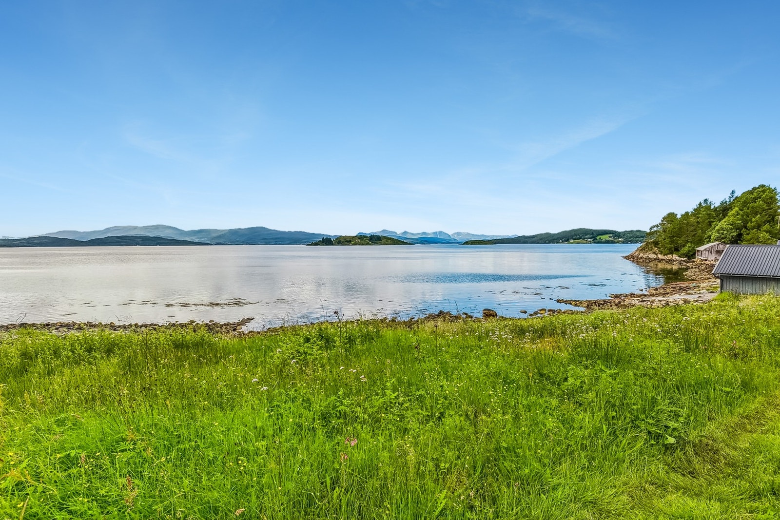 Det er ryddet stø fjæra med ypperlige bademuligheter ved naustet. Umiddelbar nærhet til svaberg med bad og fiskemuligheter. Galleribilde
