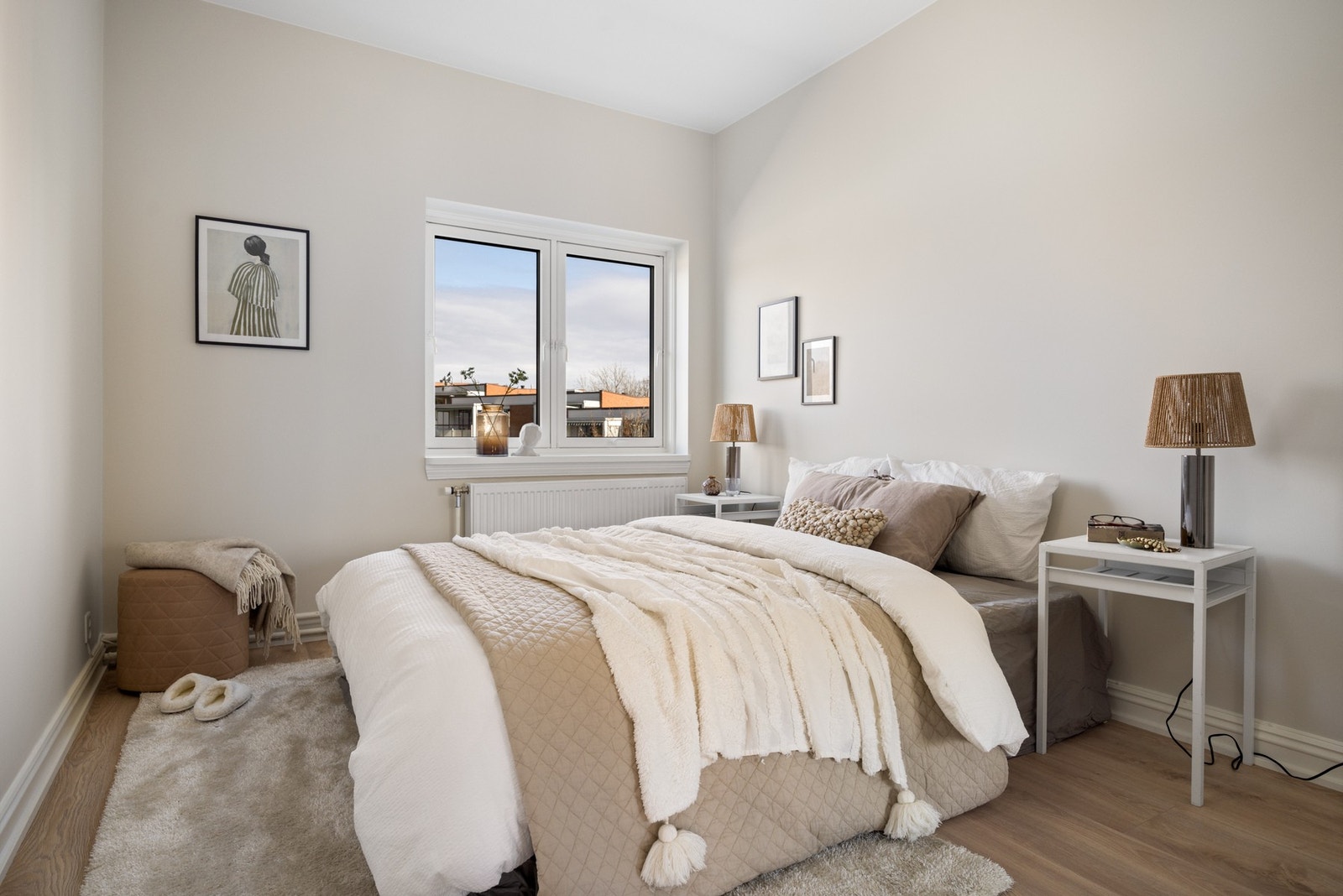 Boligens hovedsoverom er av god størrelse med plass til dobbeltseng og tilhørende nattbord. Galleribilde