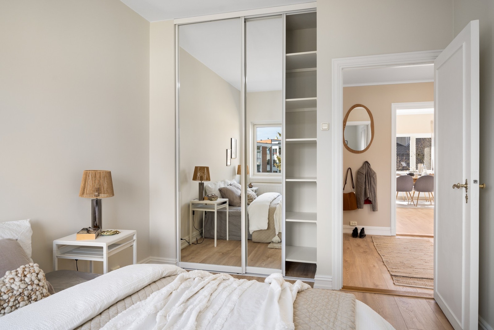 Praktisk, innebygget skyvedørsgarderobe gir godt med oppbevaringsplass. Galleribilde