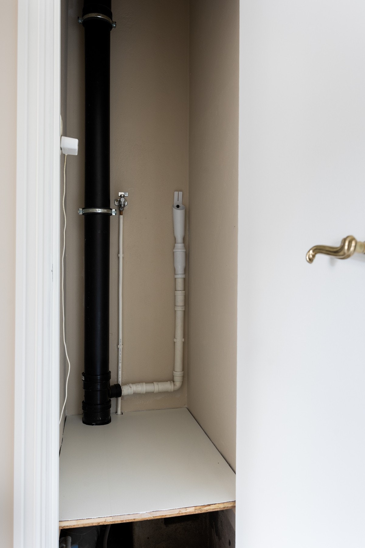 Fra entréen er det tilgang til innvendig kott med opplegg for vaskemaskin. Galleribilde