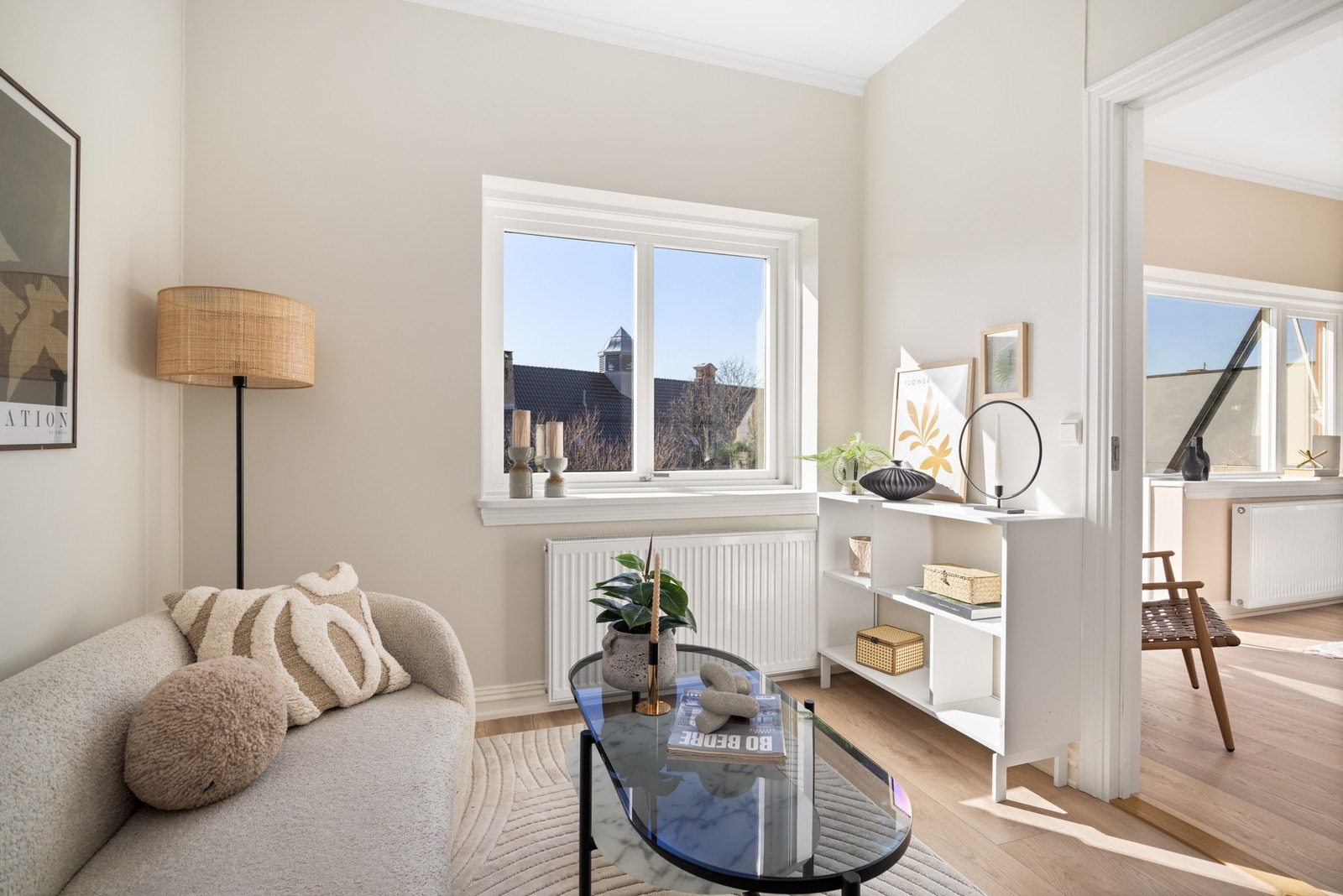 Ved å åpne veggen mellom stue og kjøkken vil du få et romslig oppholdsrom. Galleribilde