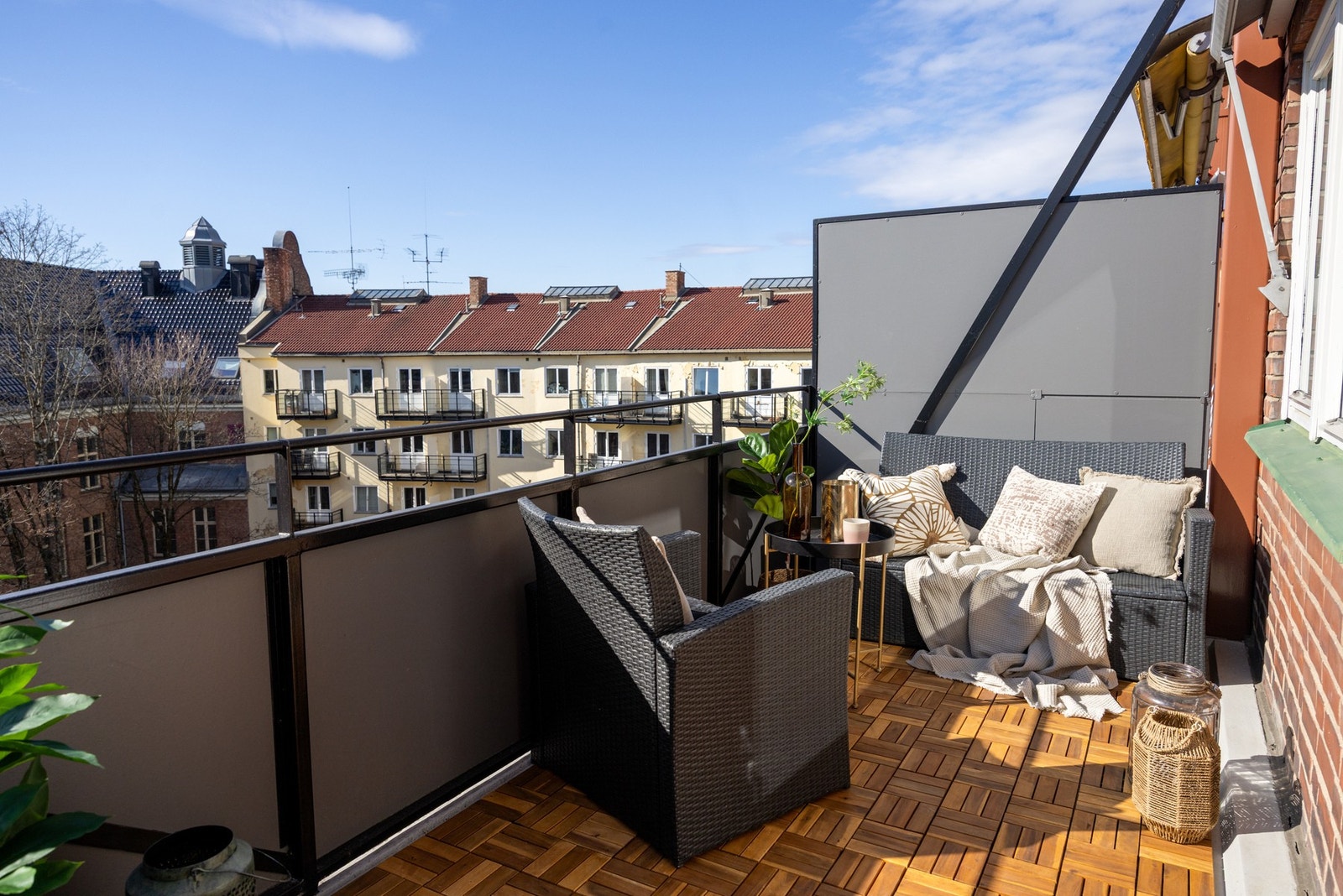 Fra kjøkkenet er det utgang til en herlig, sydvestvendt balkong. Beliggende høyt og fritt i byggets toppetasje, her har du gode solforhold og lite innsyn! Galleribilde