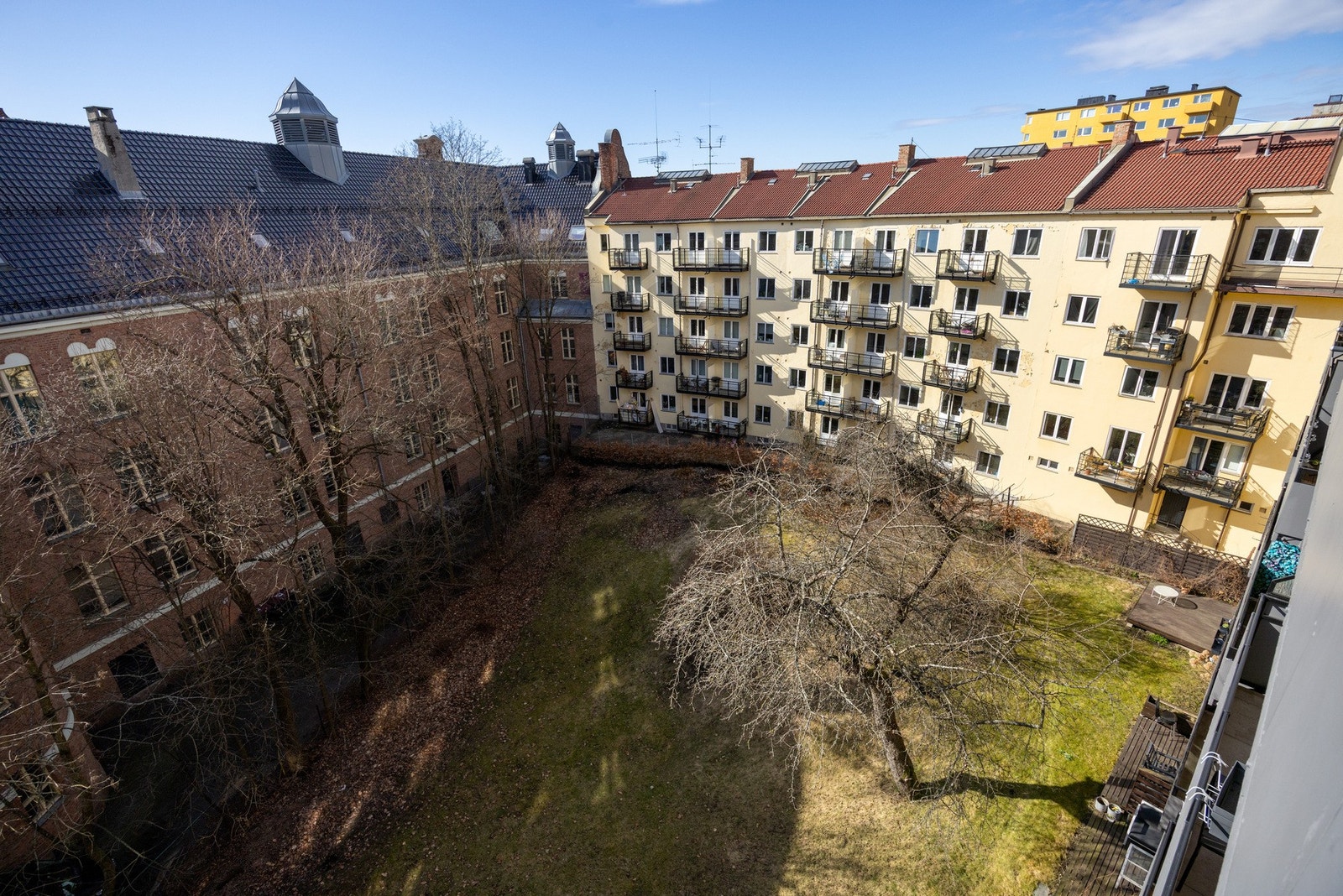 Balkongen vender inn mot rolig bakgård. Galleribilde