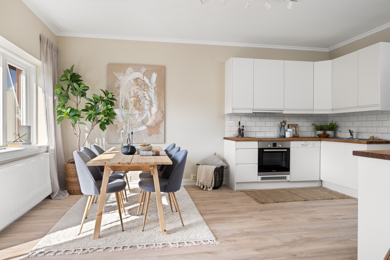 Kjøkkenet er av god størrelse og har tidligere vært innredet som stue/kjøkken. Galleribilde