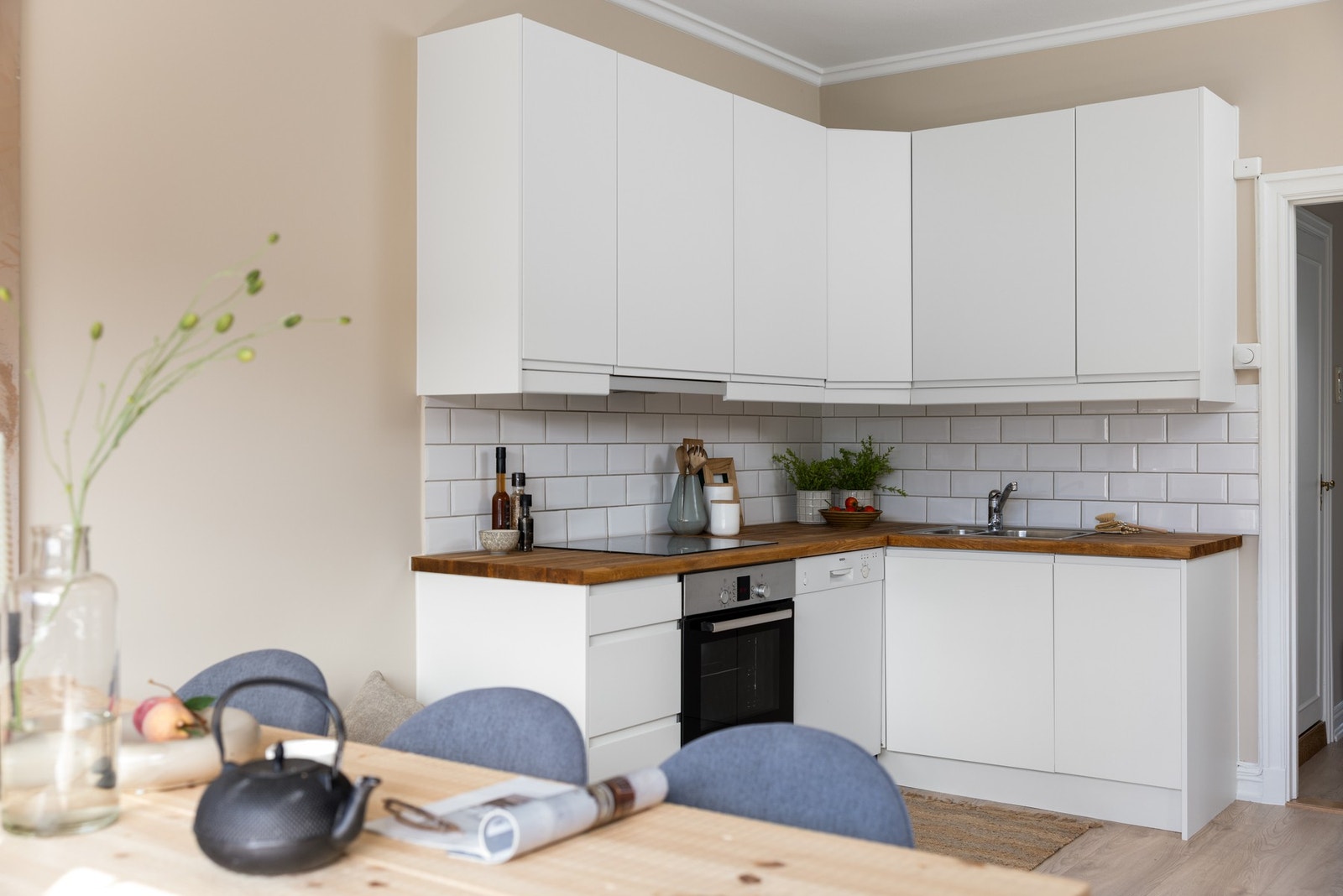 Kjøkkenet har opplegg for oppvaskmaskin og integrert stekeovn og induksjon platetopp. Galleribilde