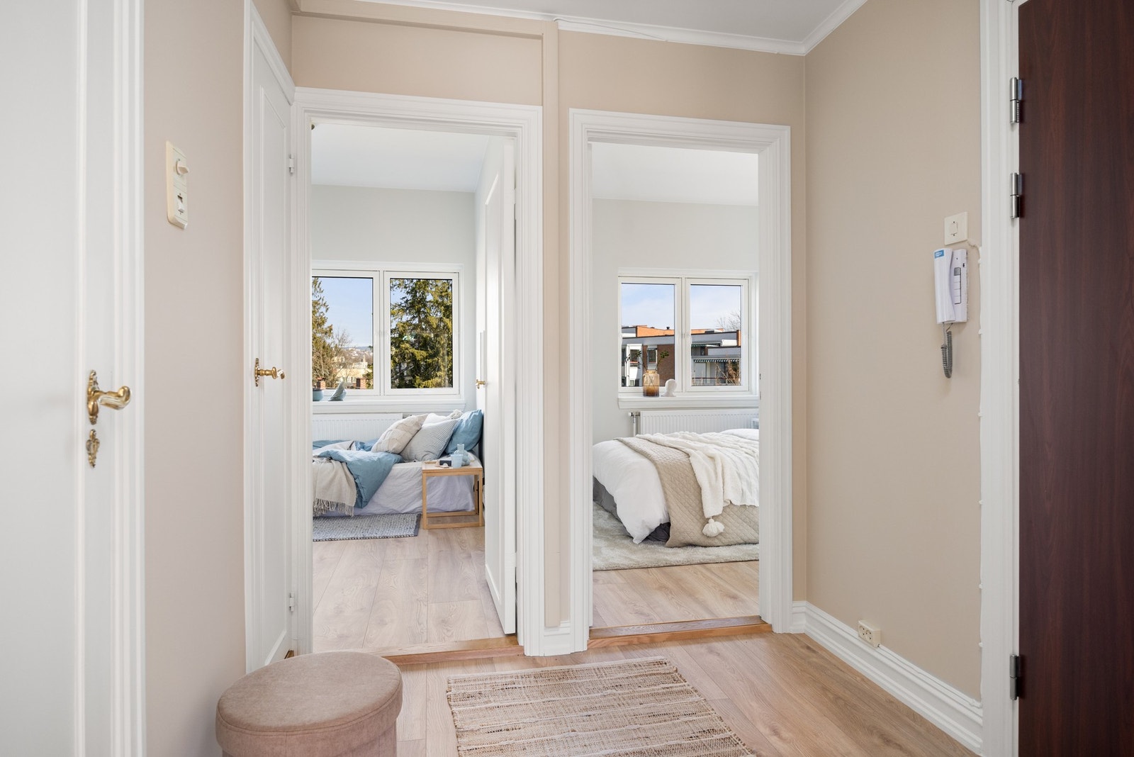 Alle rommene bindes naturlig sammen i entréen. Galleribilde