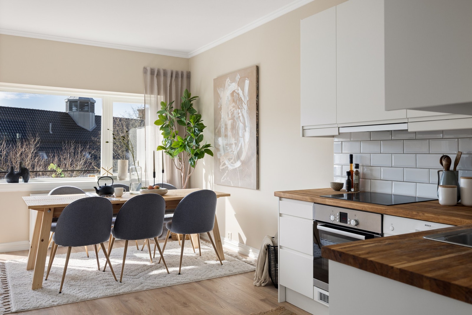 Her er det plass til å møblere etter eget ønske med f.eks stort spisebord eller en sofagruppe. Galleribilde