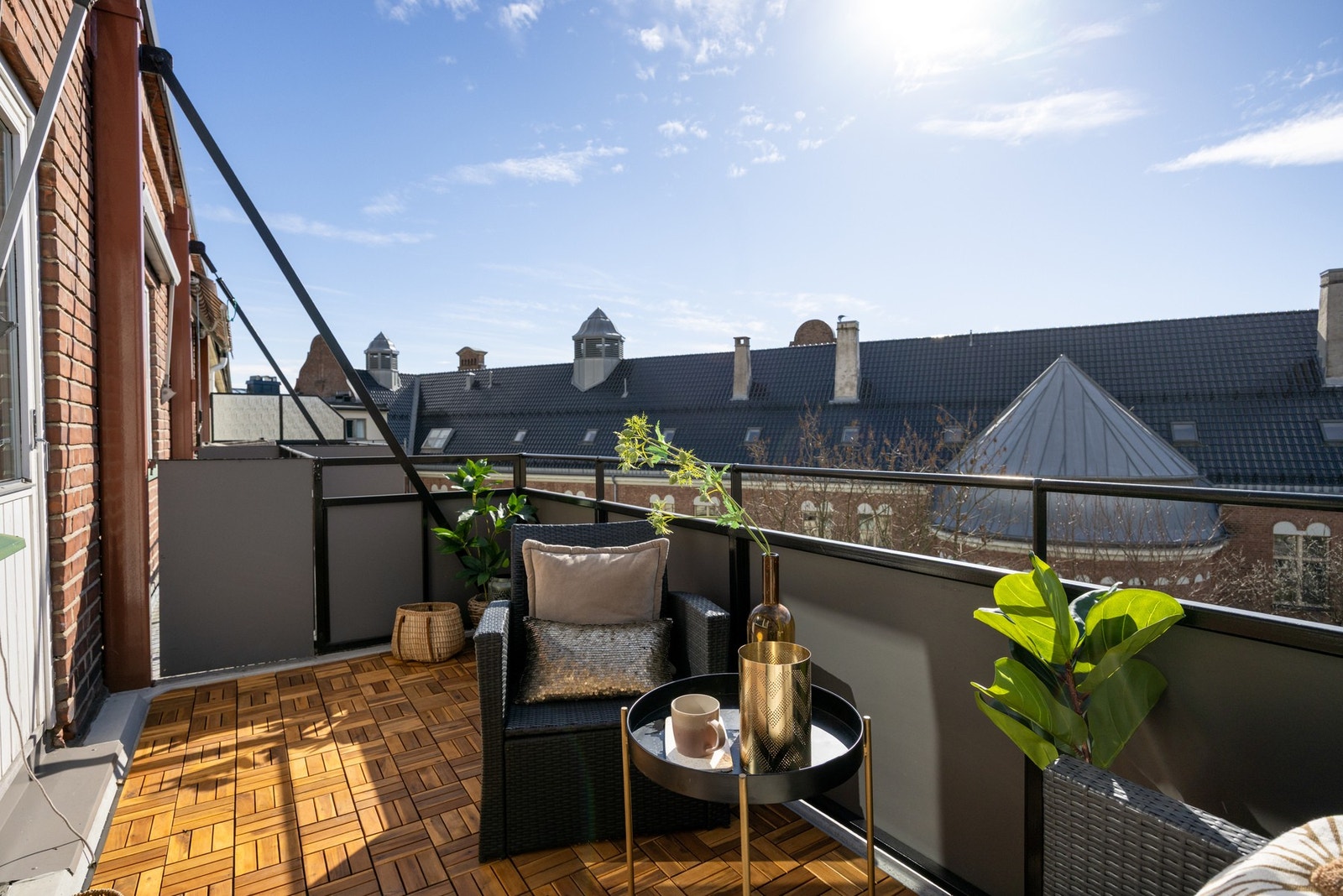 En lys og gjennomgående 4-roms beliggende sentralt på Fagerborg/Adamstuen. Galleribilde