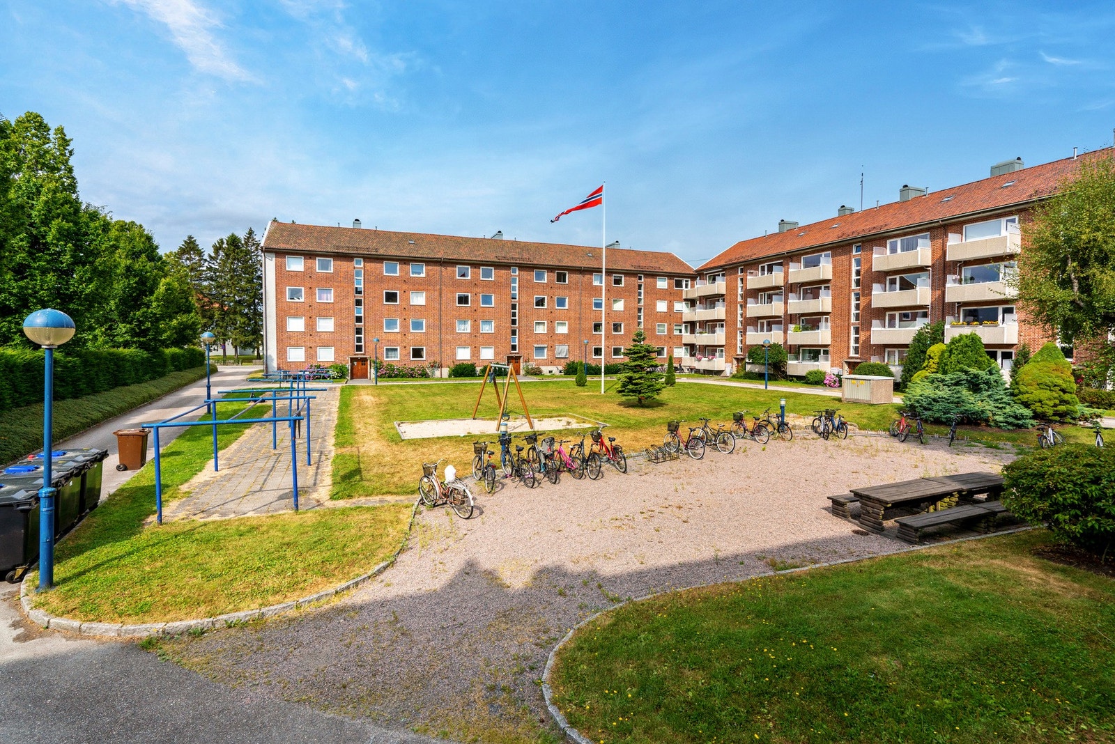 Tun mellom blokkene i borettslaget Galleribilde