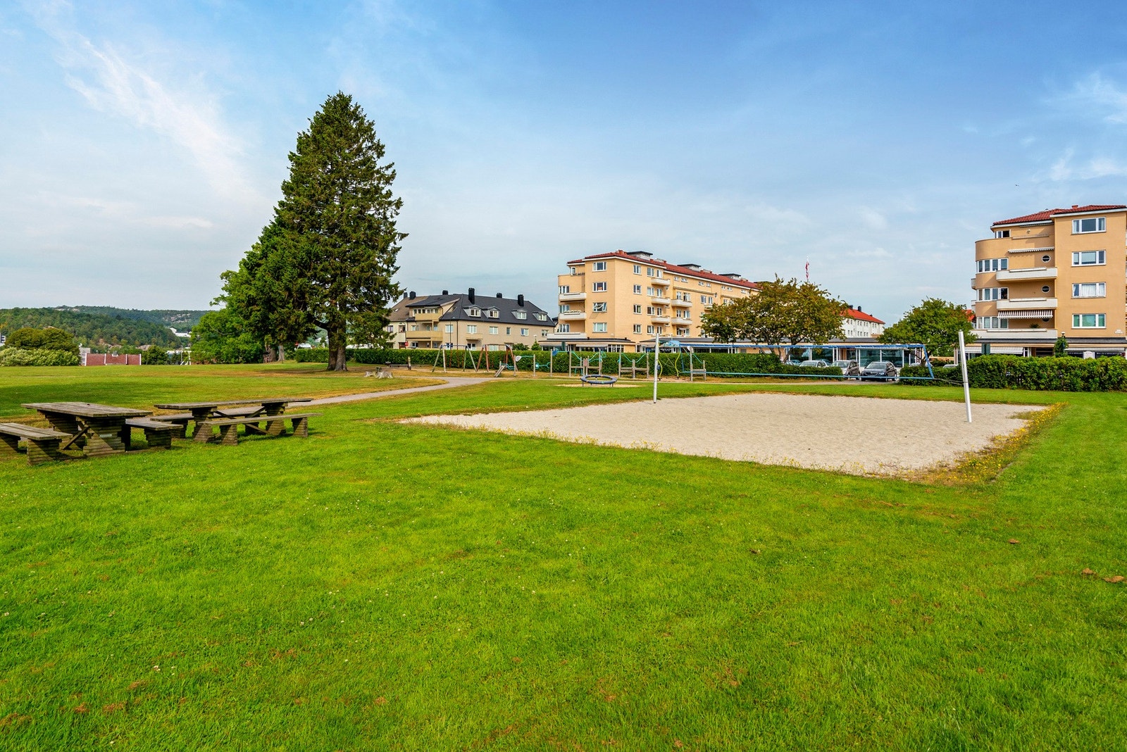 Flott parkområde med lekeplass mm over gaten Galleribilde