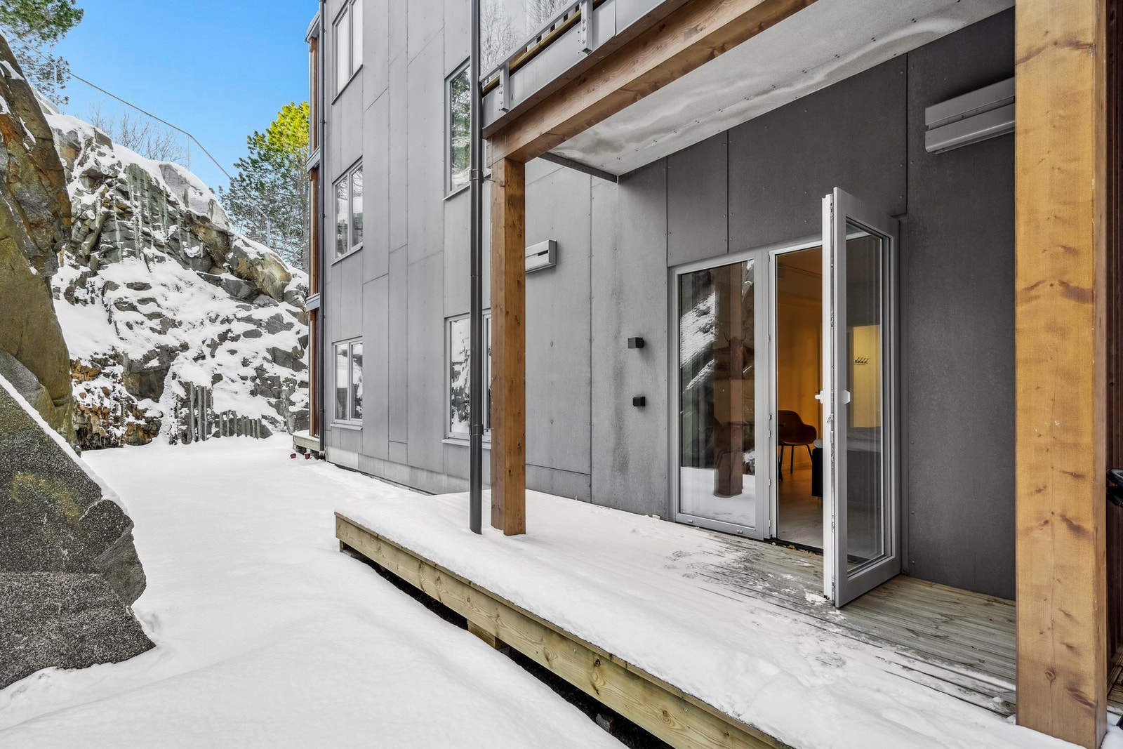 Leiligheten ligger mot øst og har terrasse med utgang fra stue Galleribilde