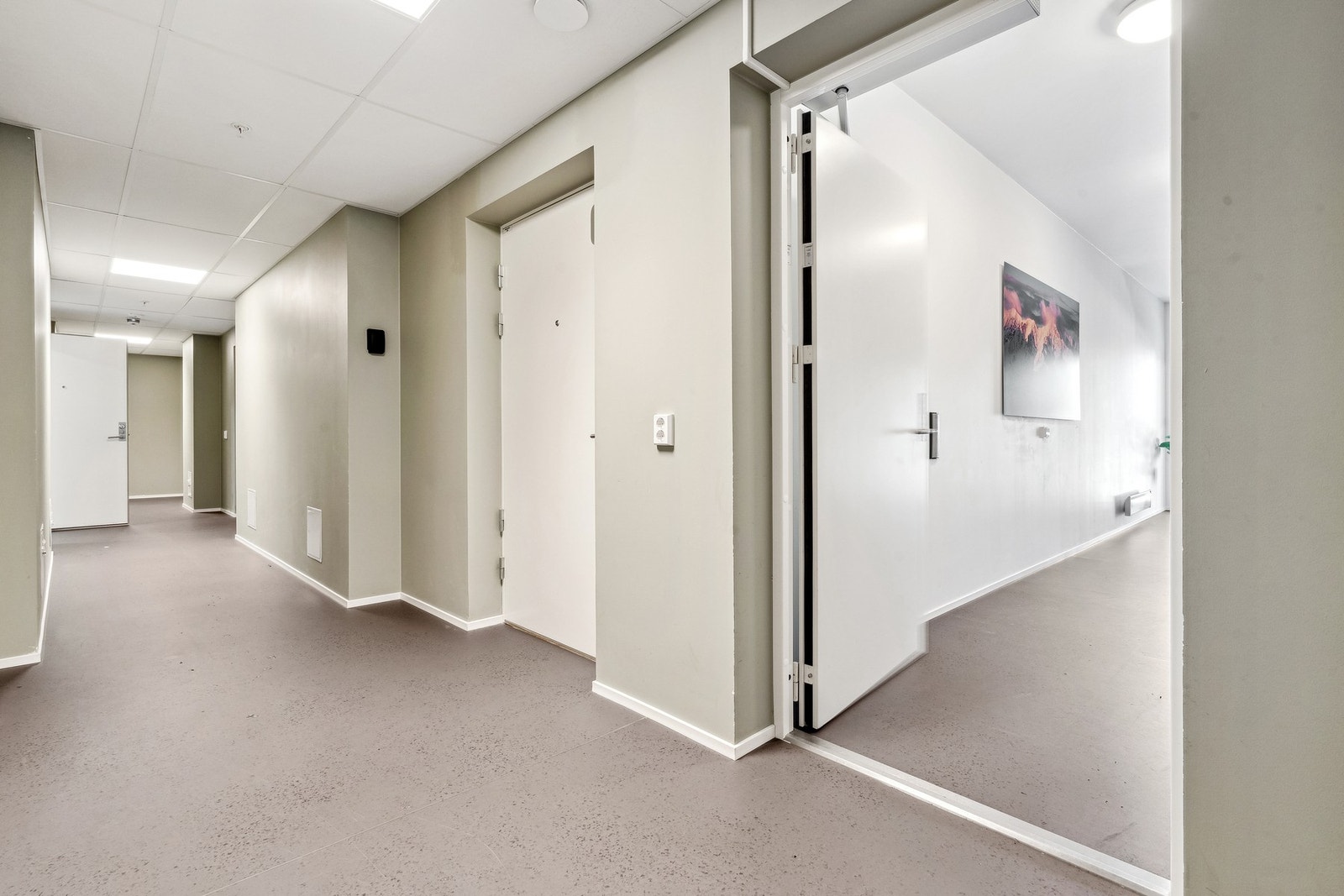 Fra trappegangen kommer vi inn til felles gang for leilighetene Galleribilde