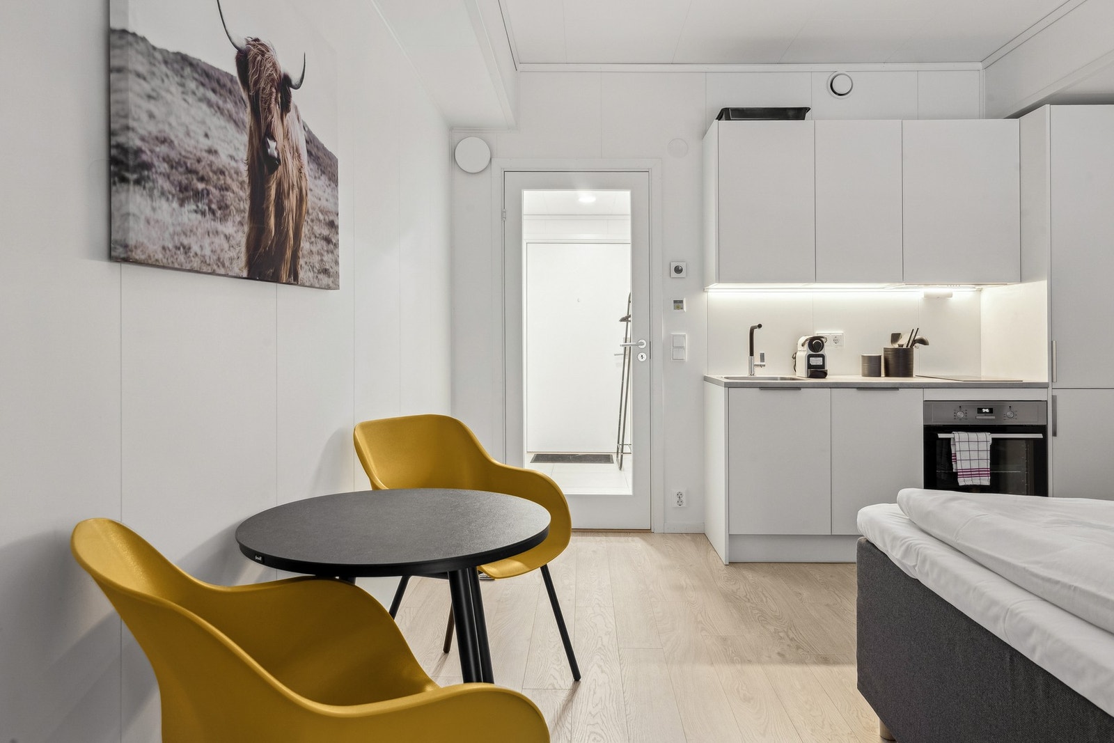 Pen og moderne leilighet med lys kjøkkeninnredning Galleribilde