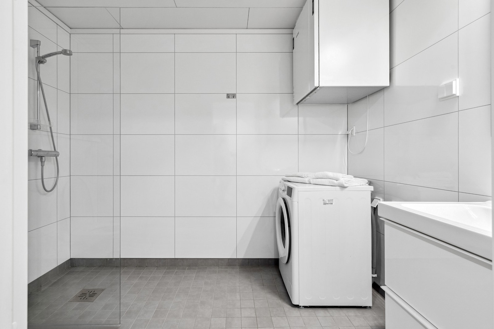 Moderne bad. Ventilasjonsboksen er på badet Galleribilde