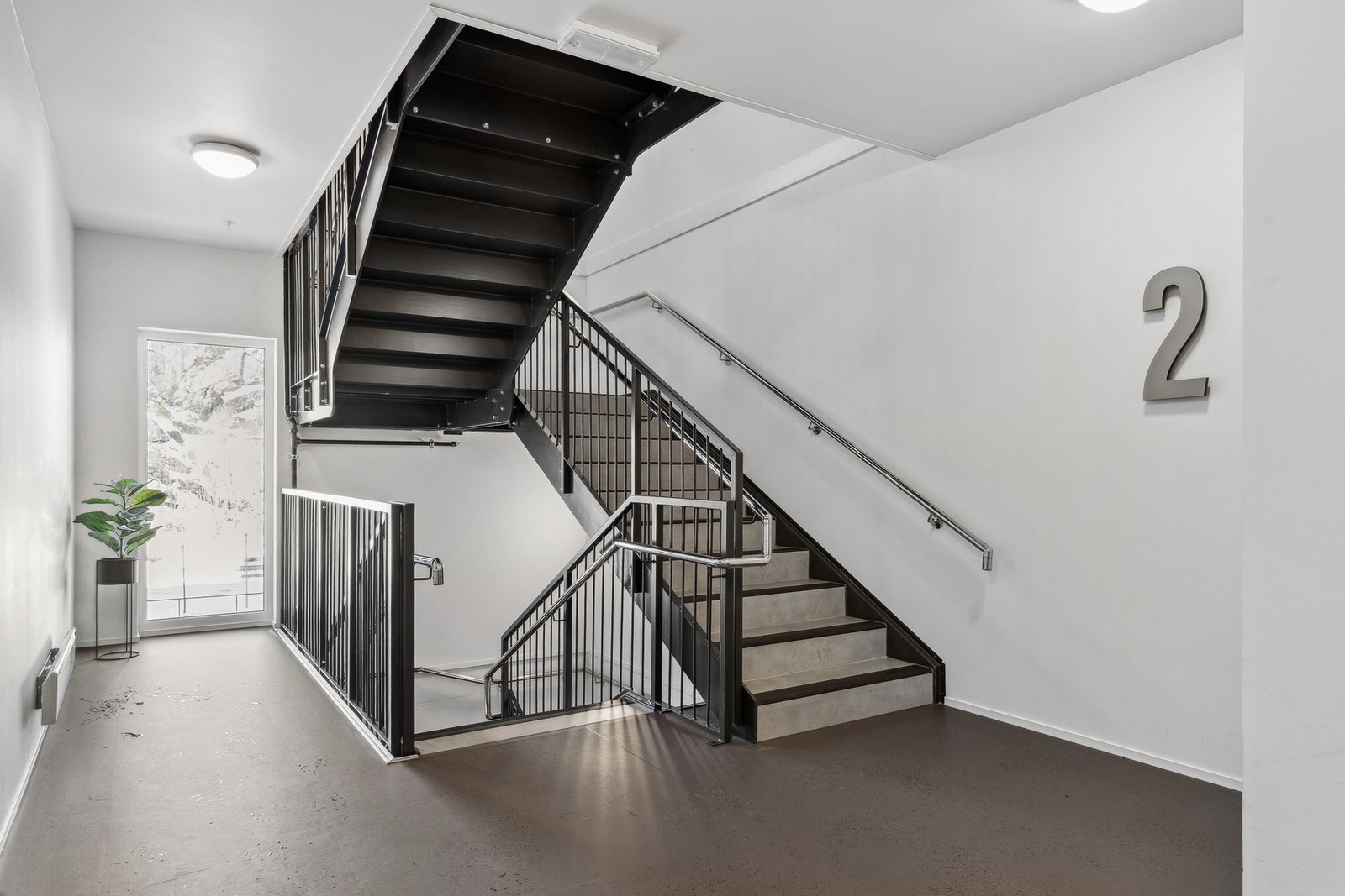 Leiligheten ligger i andre etasje. Tilgang fra både heis og trapp Galleribilde