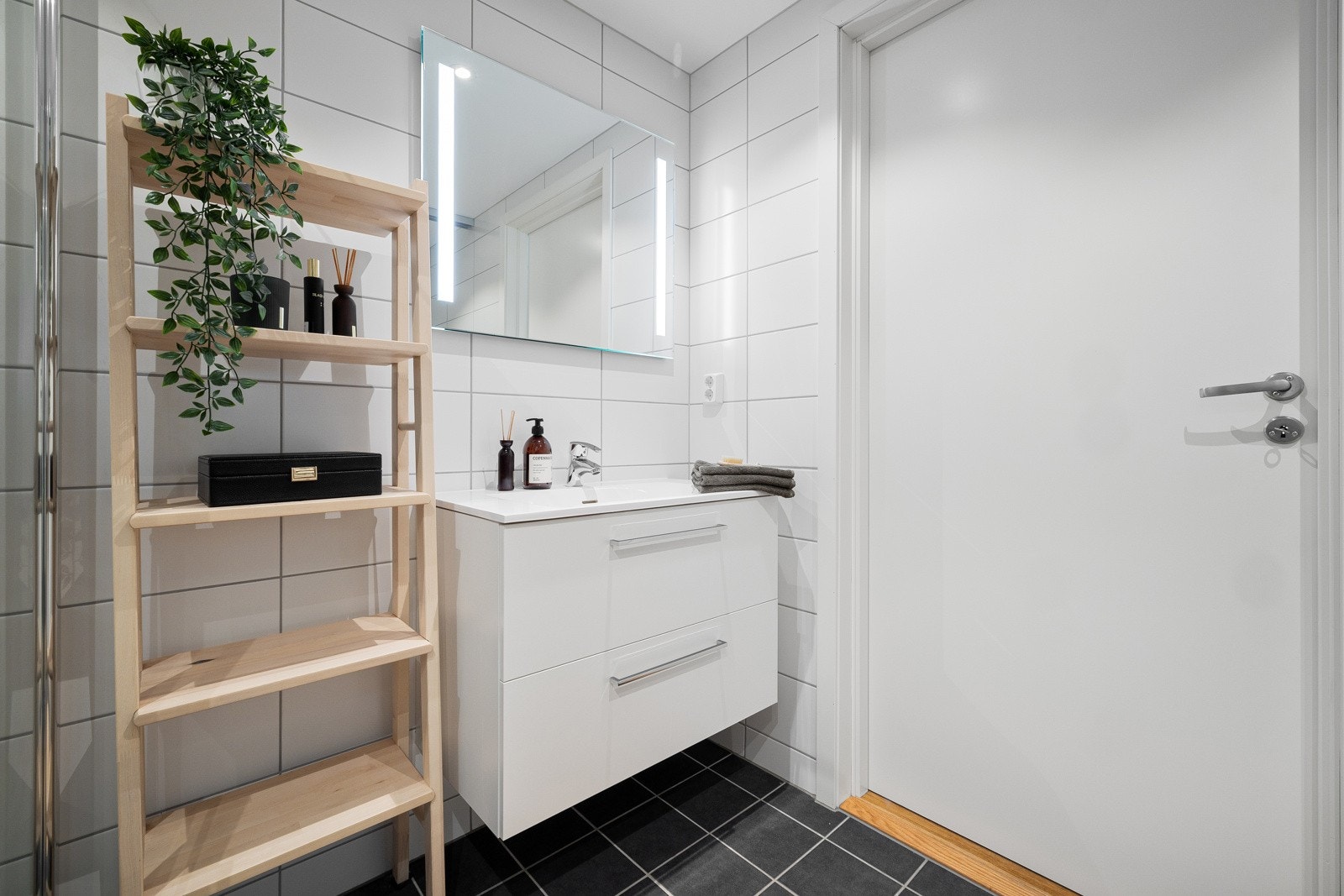 Innredet med nedfelt servant, veggmontert toalett, dusjvegger/hjørne. Galleribilde