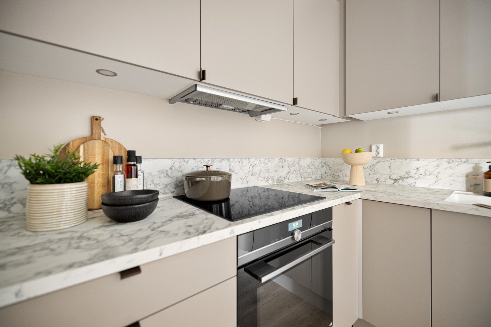 Det er kjøl/fryseskap, oppvaskmaskin, induksjonstopp, stekeovn, vannstoppsystem og komfyrvakt Galleribilde