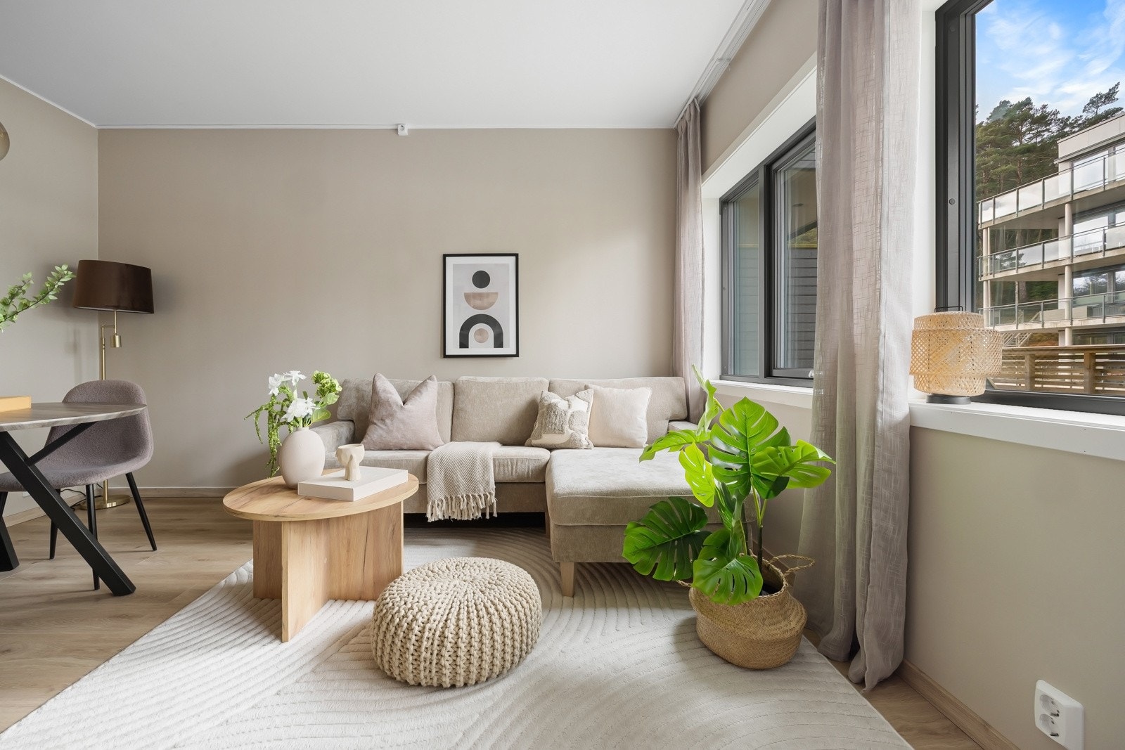 Det er varmekabler i gulv på bad, det er varmefolije under gulv i stue/kjøkken, og balansert ventilasjon med varmegjenvinning. Galleribilde